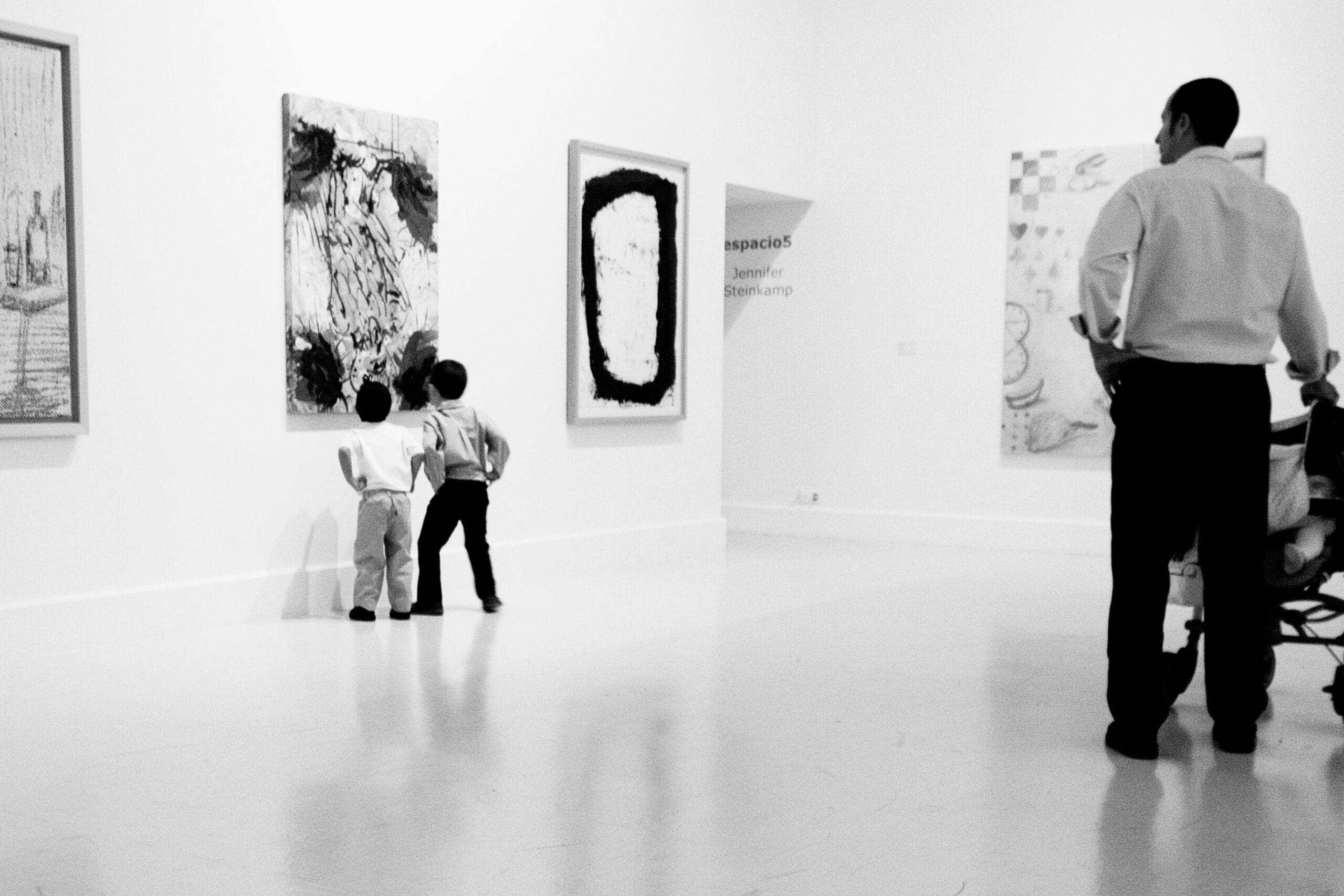 Ein Raum mit temporärer Kunstinstallation im Picasso-Museum Málaga