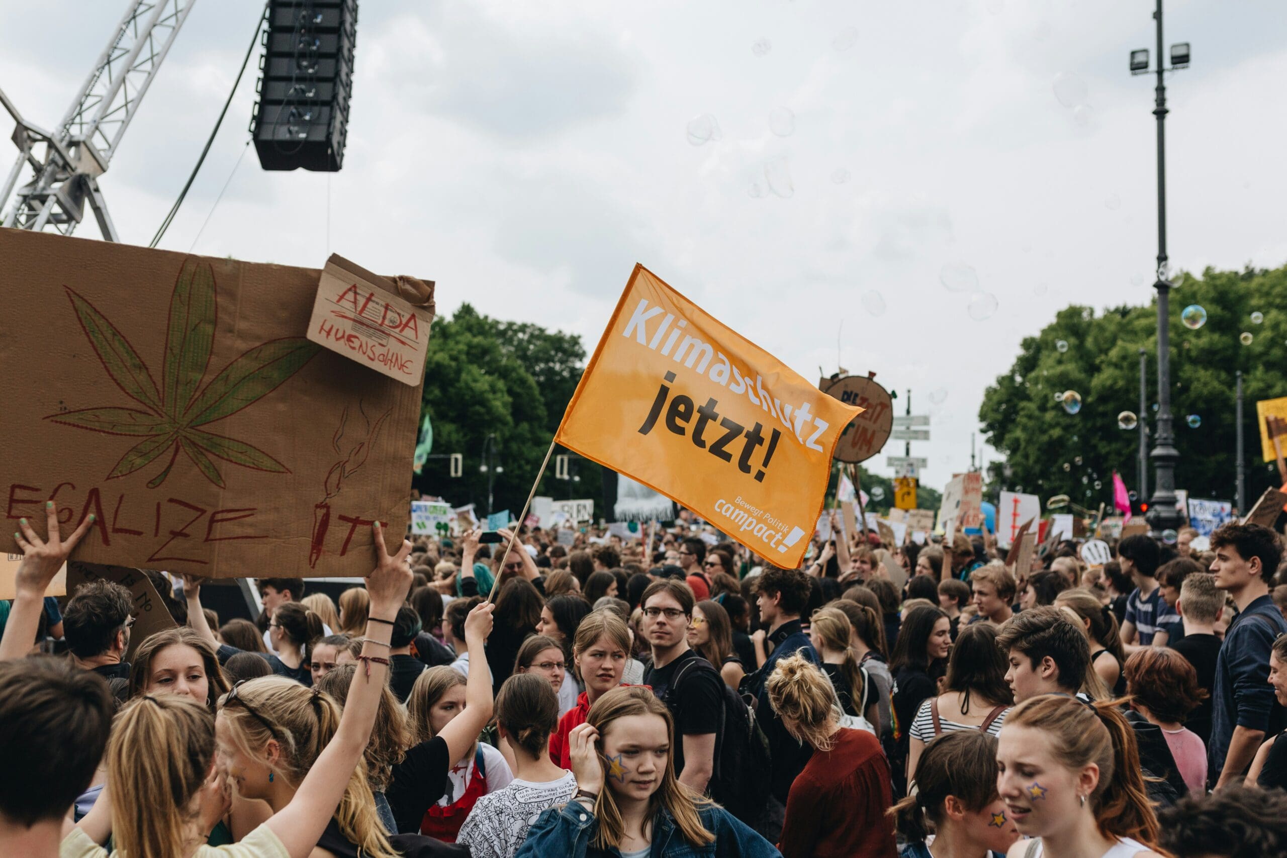 People celebrate at the Brandenburg Gate