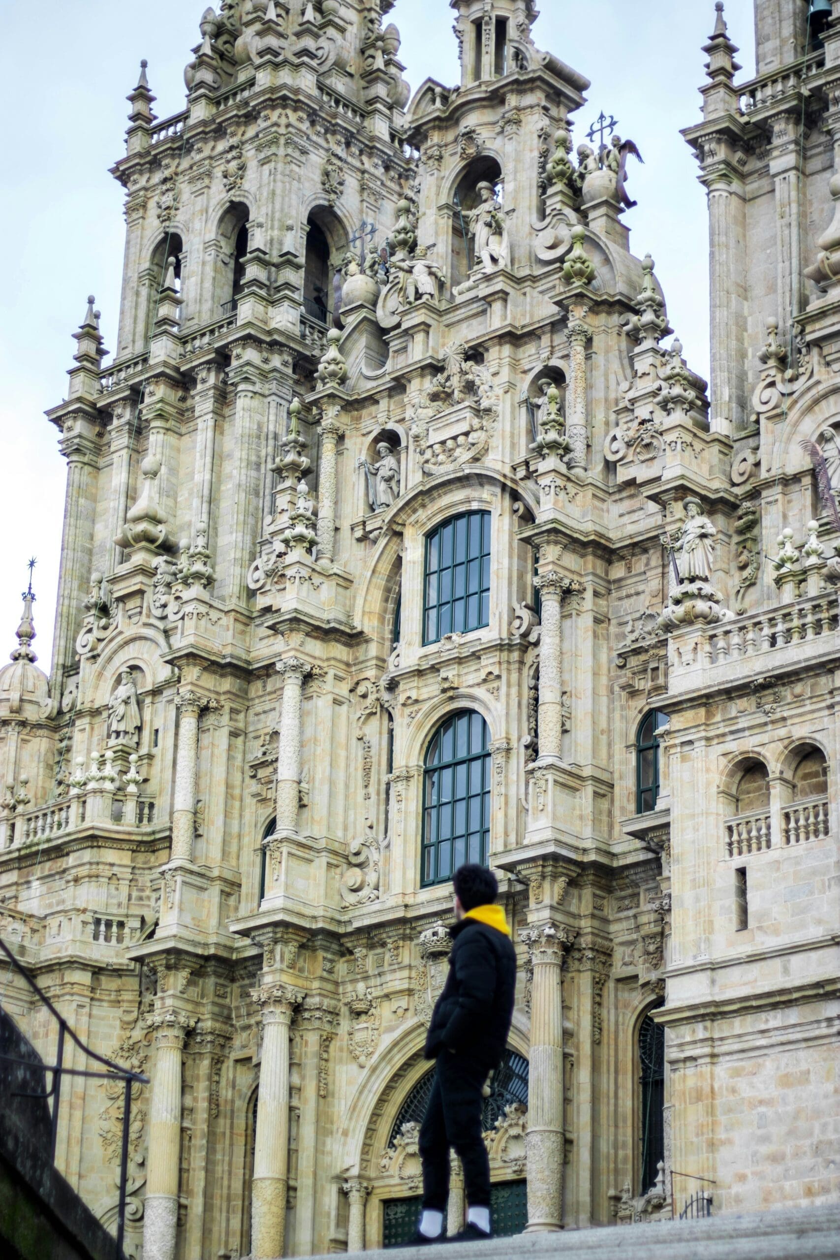 Besucher stehen vor der Kathedrale von Santiago de Compostela