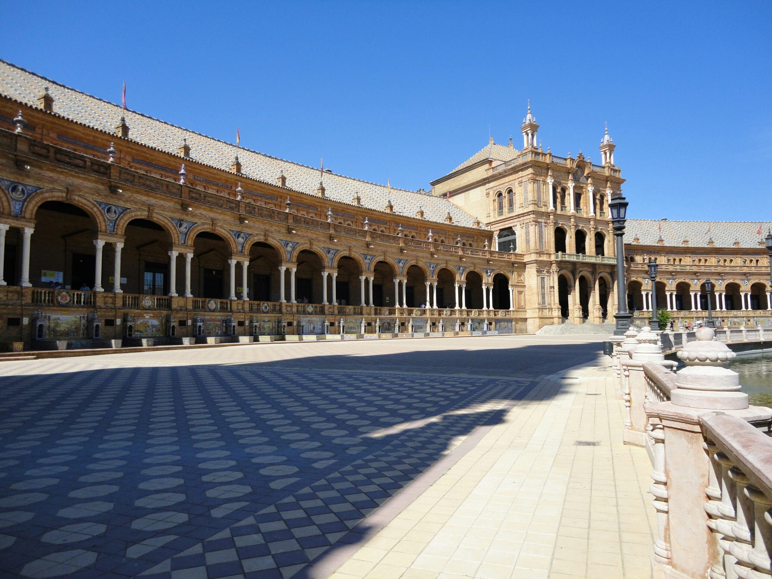 View of the arcaded gallery of the Plaza de España