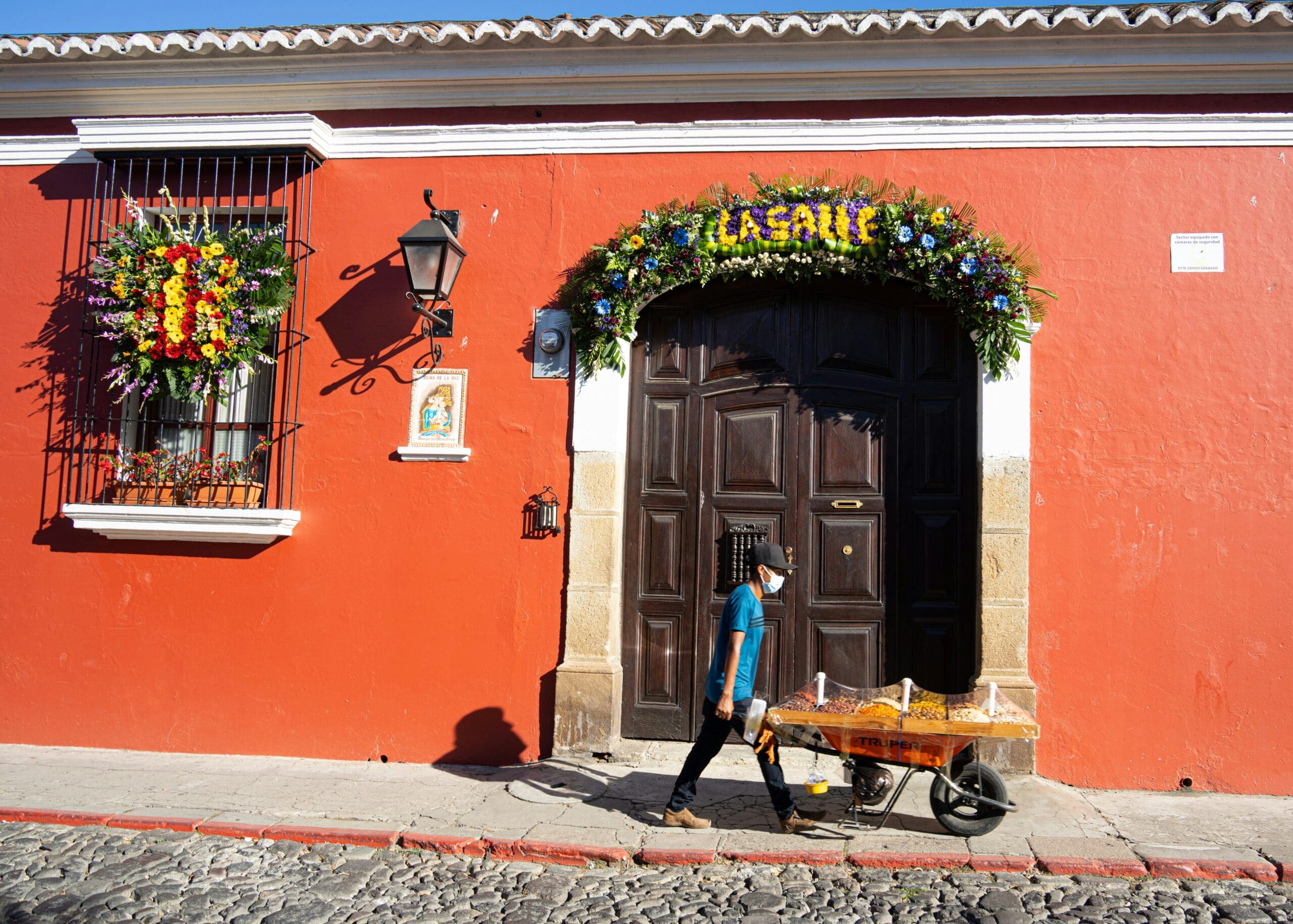 Entrance to the Casa de Pilatos with tourists