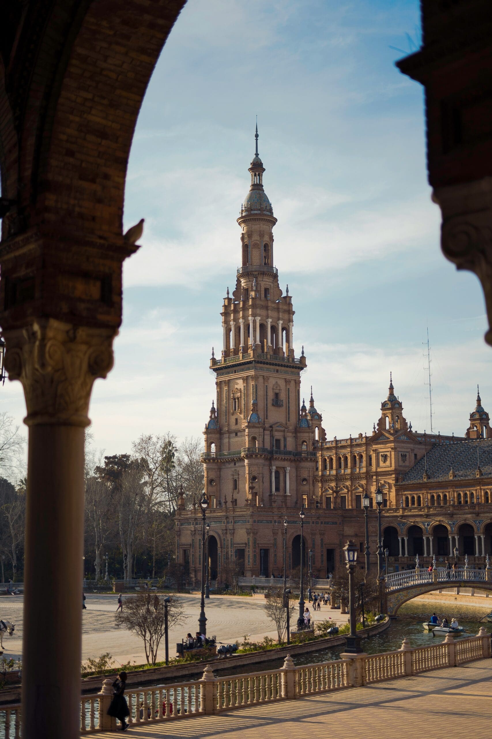 An impressive image of the General Archive of the Indies, showcasing its architectural beauty and its location in Seville.