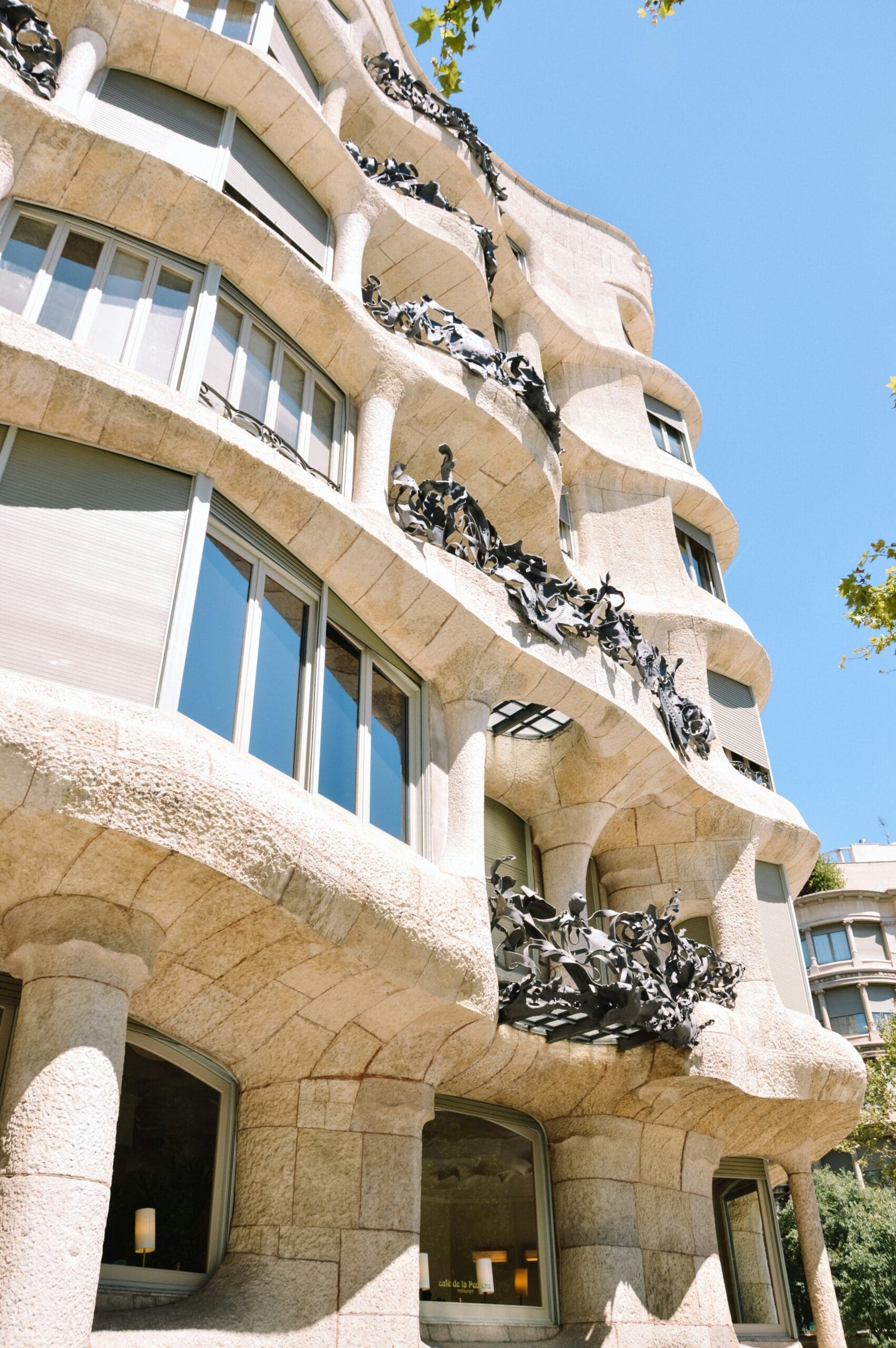 Die ikonische Fassade der Casa Milà in Barcelona