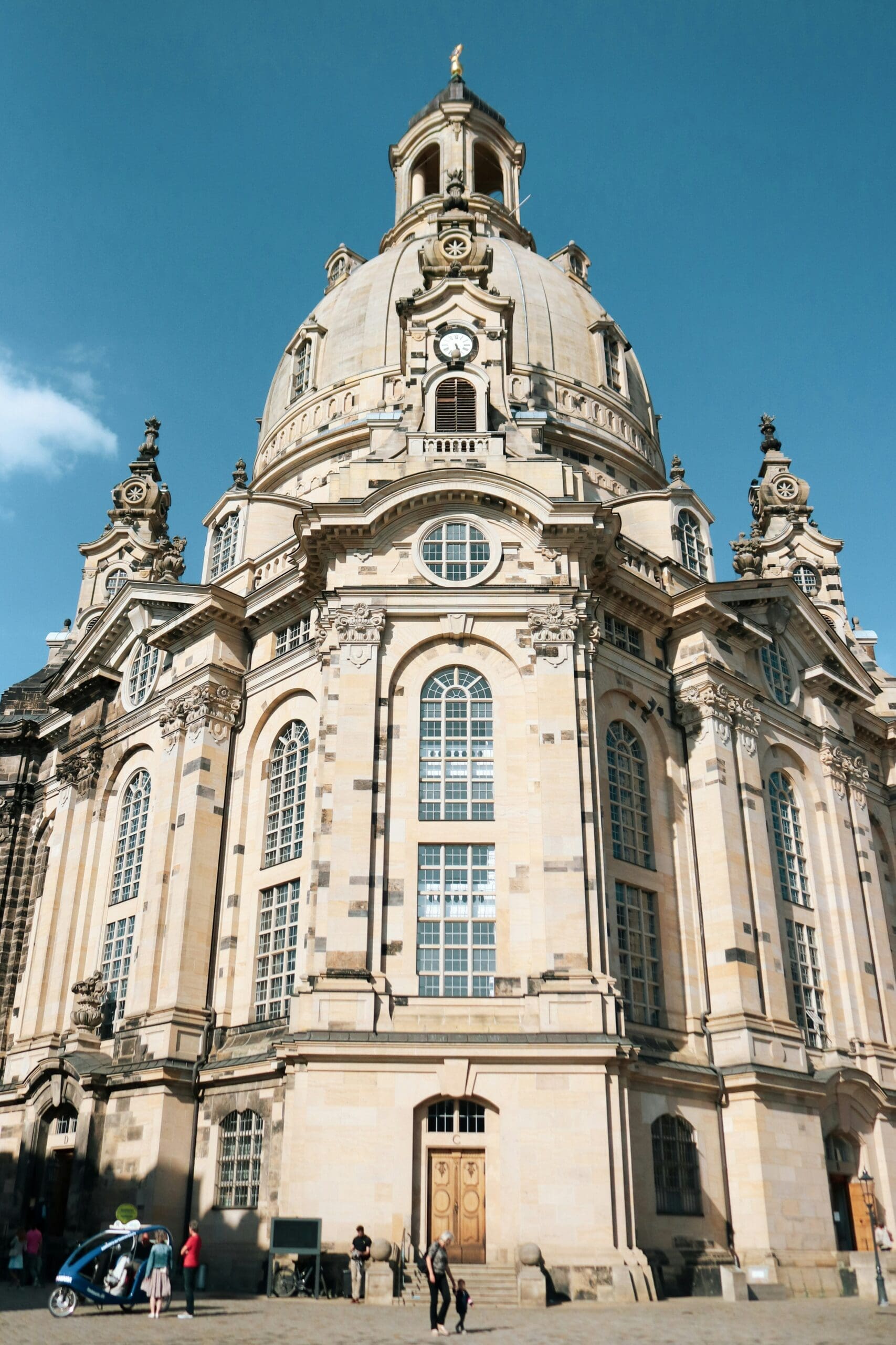 Touristen vor der Frauenkirche in Dresden