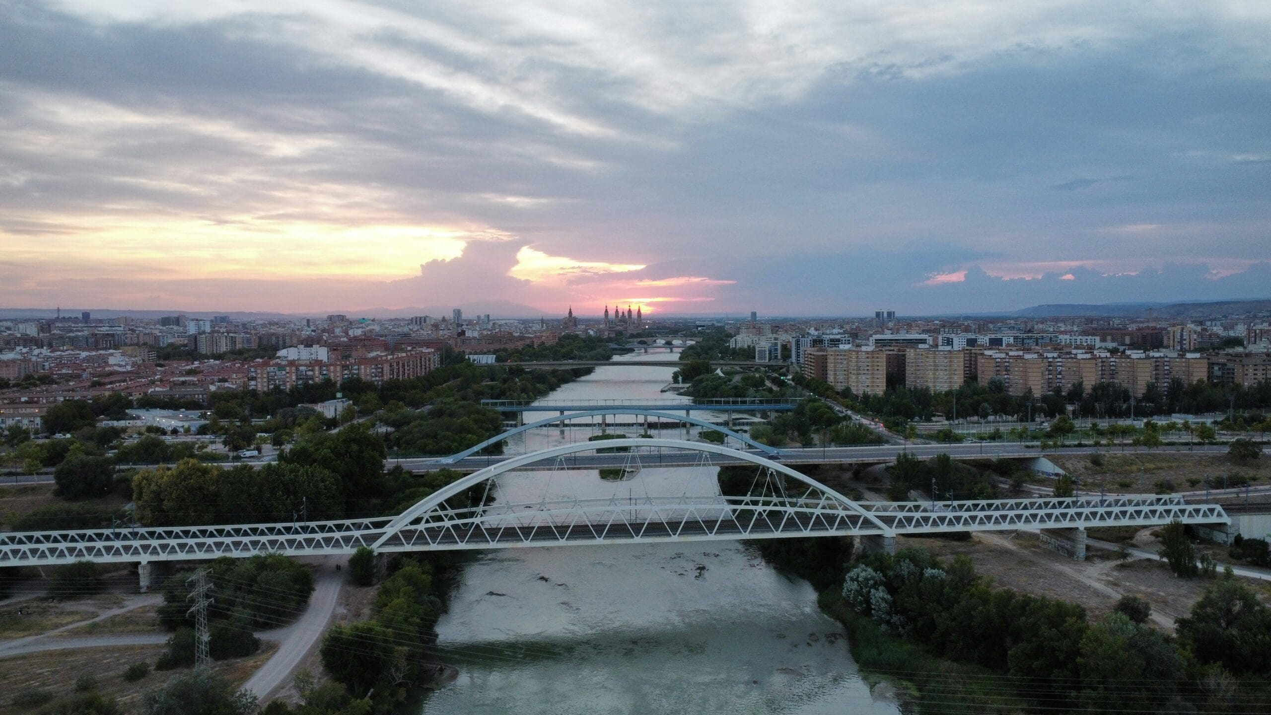 Der Aljafería-Palast und die Skyline von Zaragoza