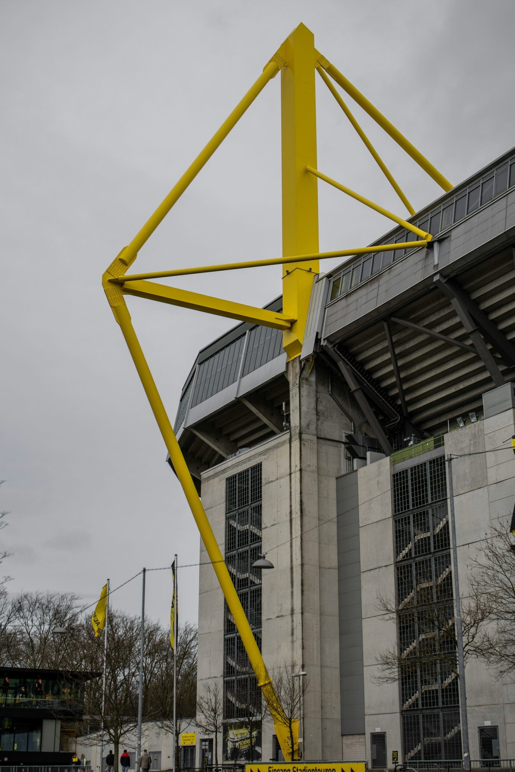 Besucher bei einer Stadionführung im Signal Iduna Park