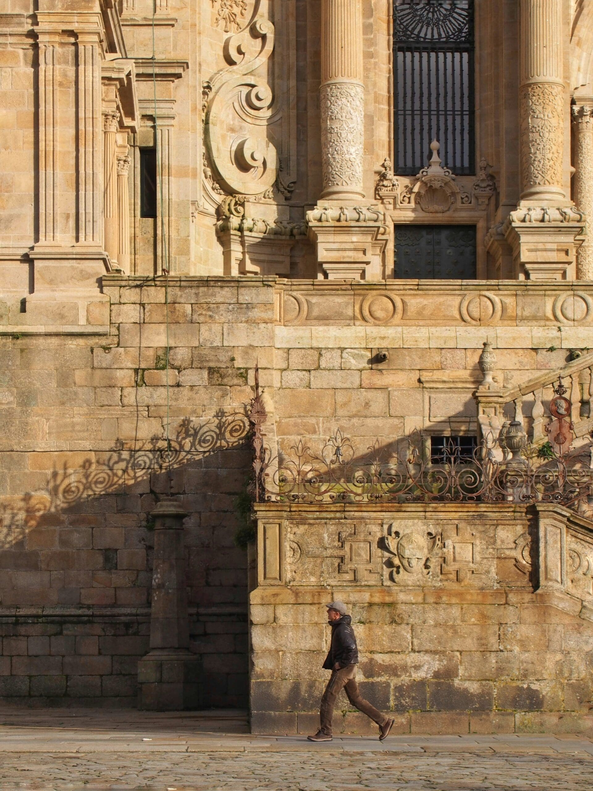 Pilger auf dem Jakobsweg vor der Kathedrale von Santiago de Compostela