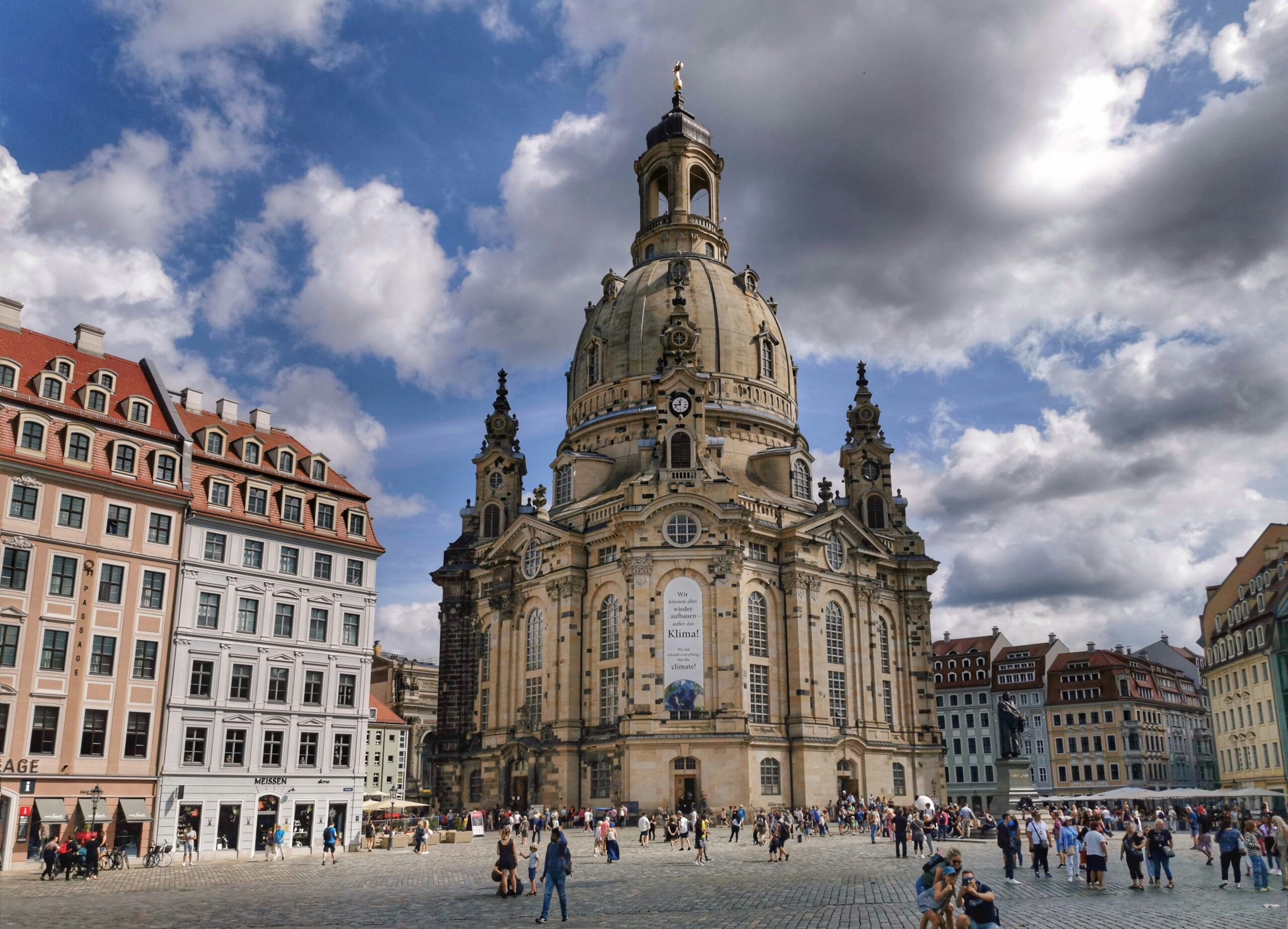 Neumarkt in Dresden mit Frauenkirche im Hintergrund