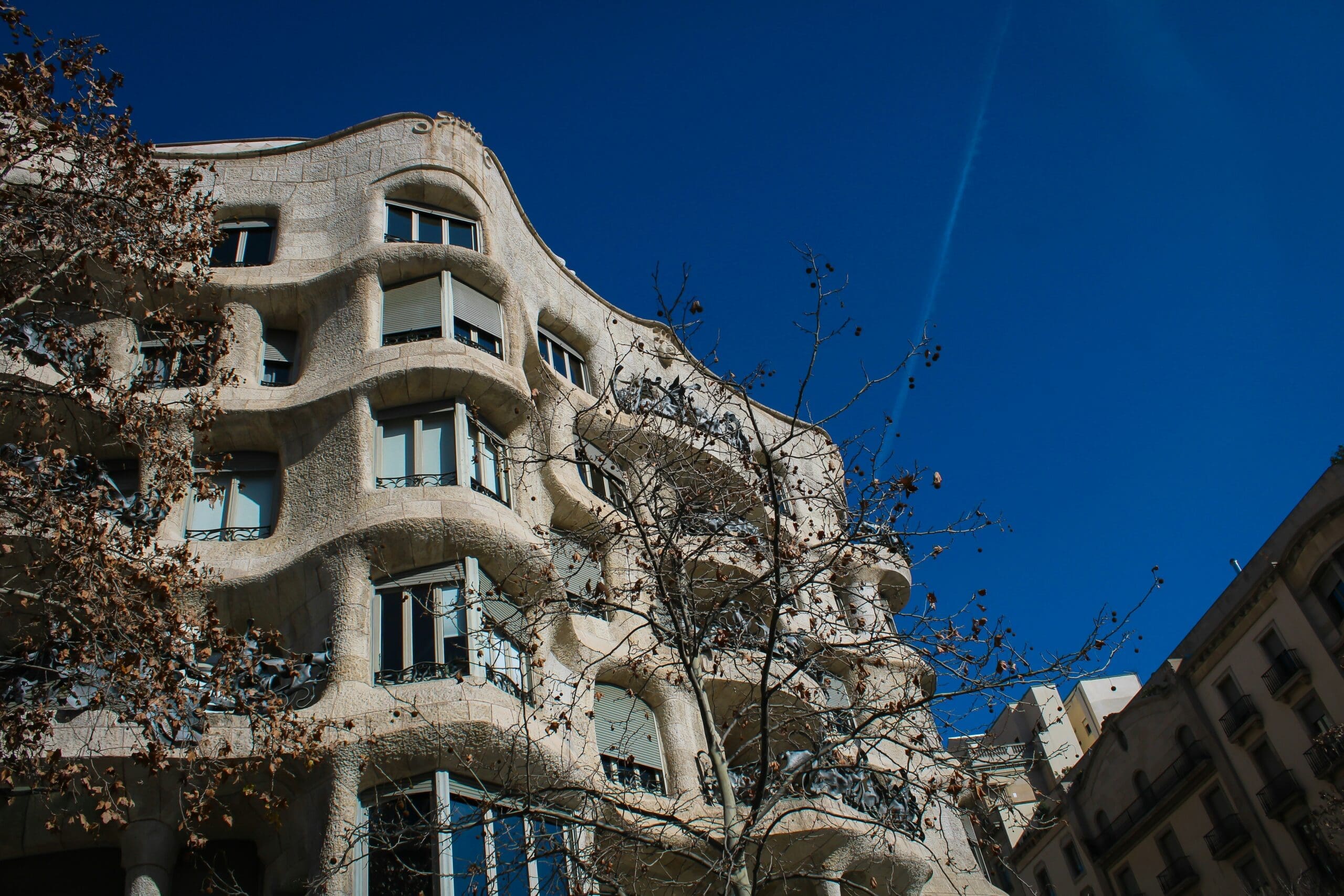 Wellenförmige Fassade der Casa Milà im Sonnenlicht