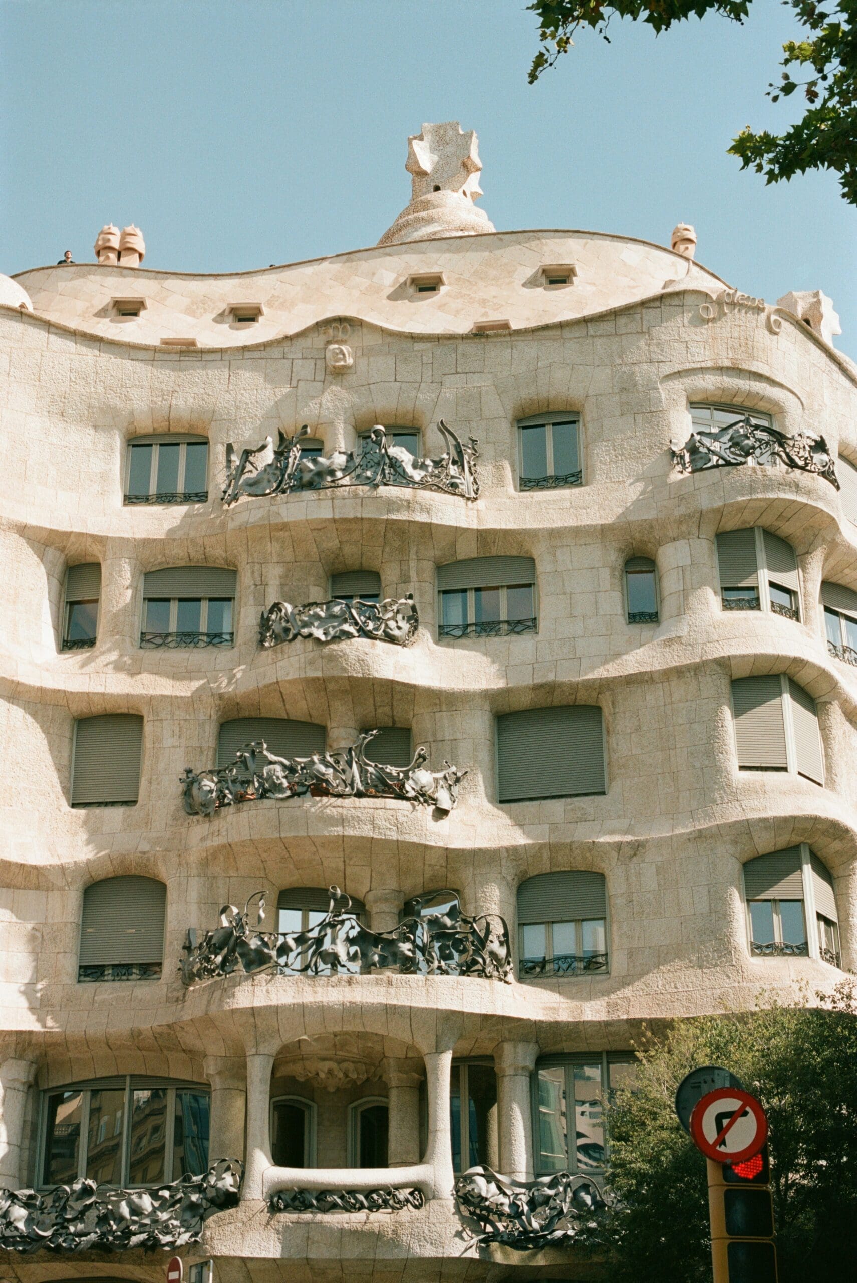 Skulpturale Schornsteine auf dem Dach der Casa Milà