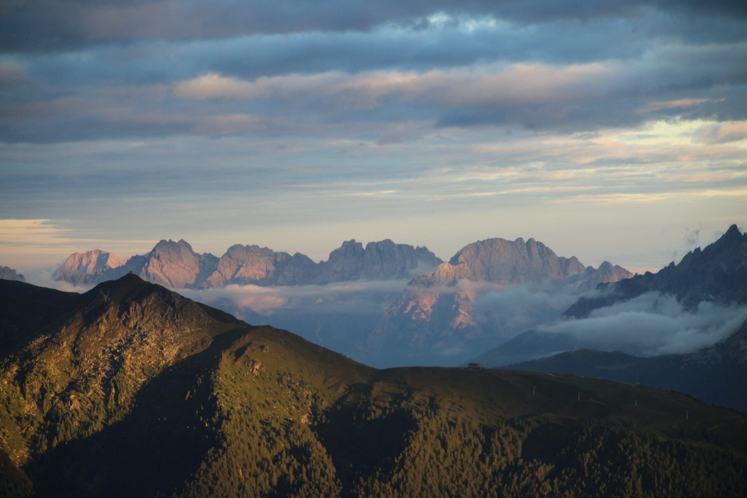 Skulpturale Schornsteine bei Sonnenuntergang