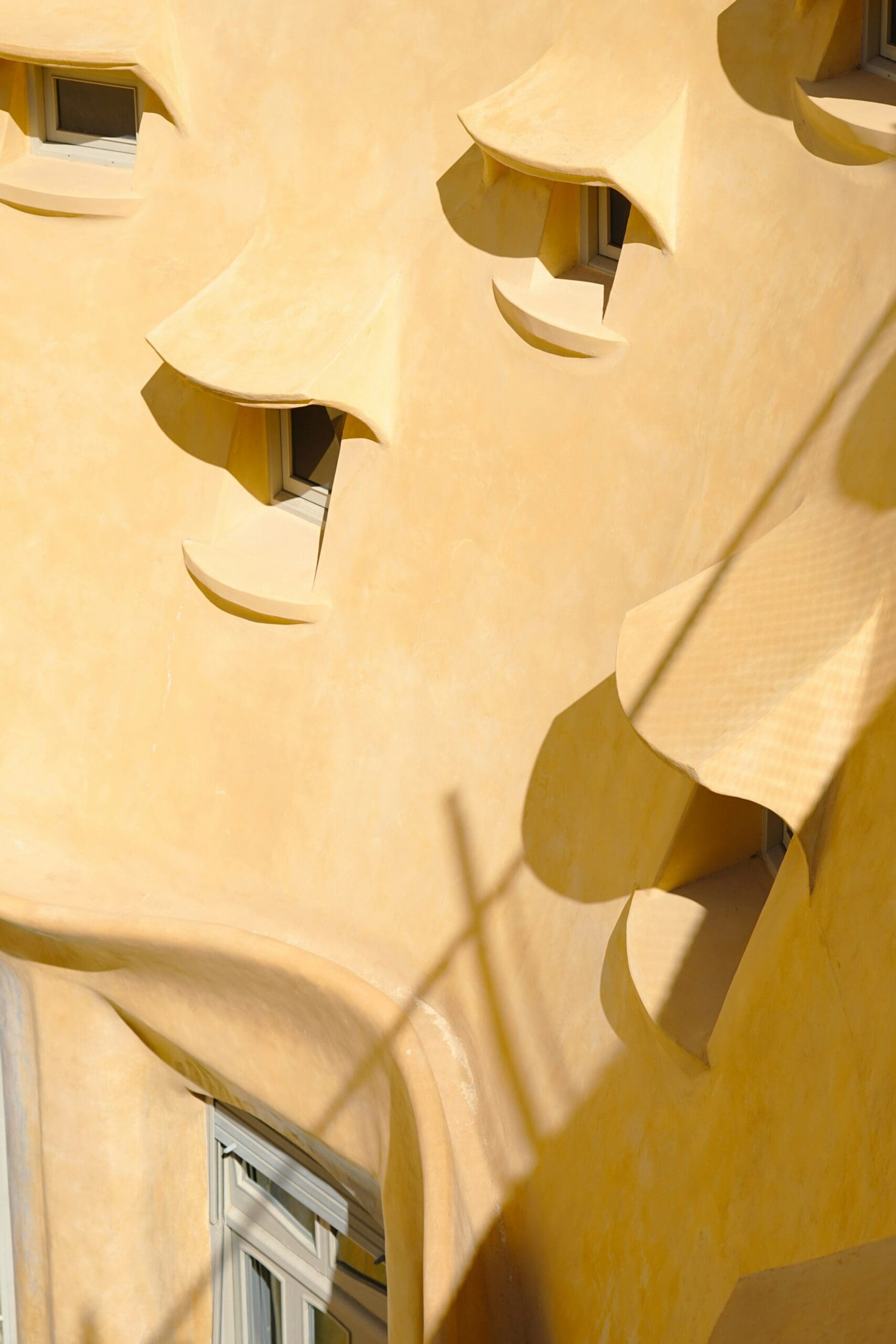 Kunstvoll eingerichteter Innenraum der Casa Milà
