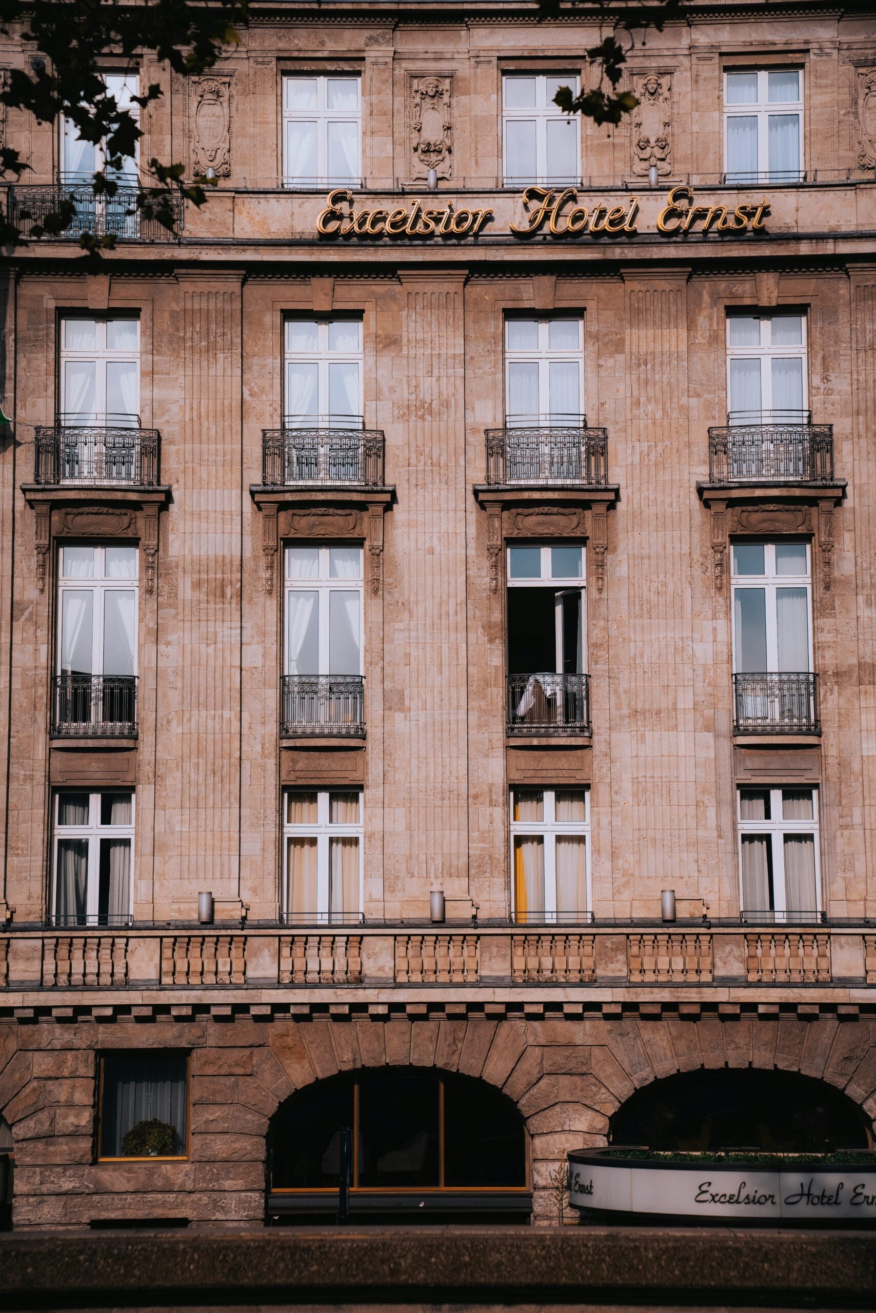 Eindrucksvolle Fassade des Parador-Hotels