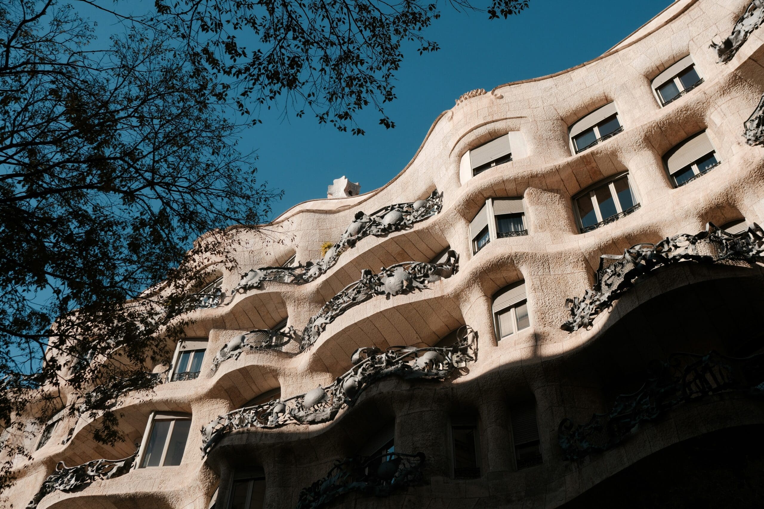 Wellenförmige Kalksteinfassade der Casa Milà