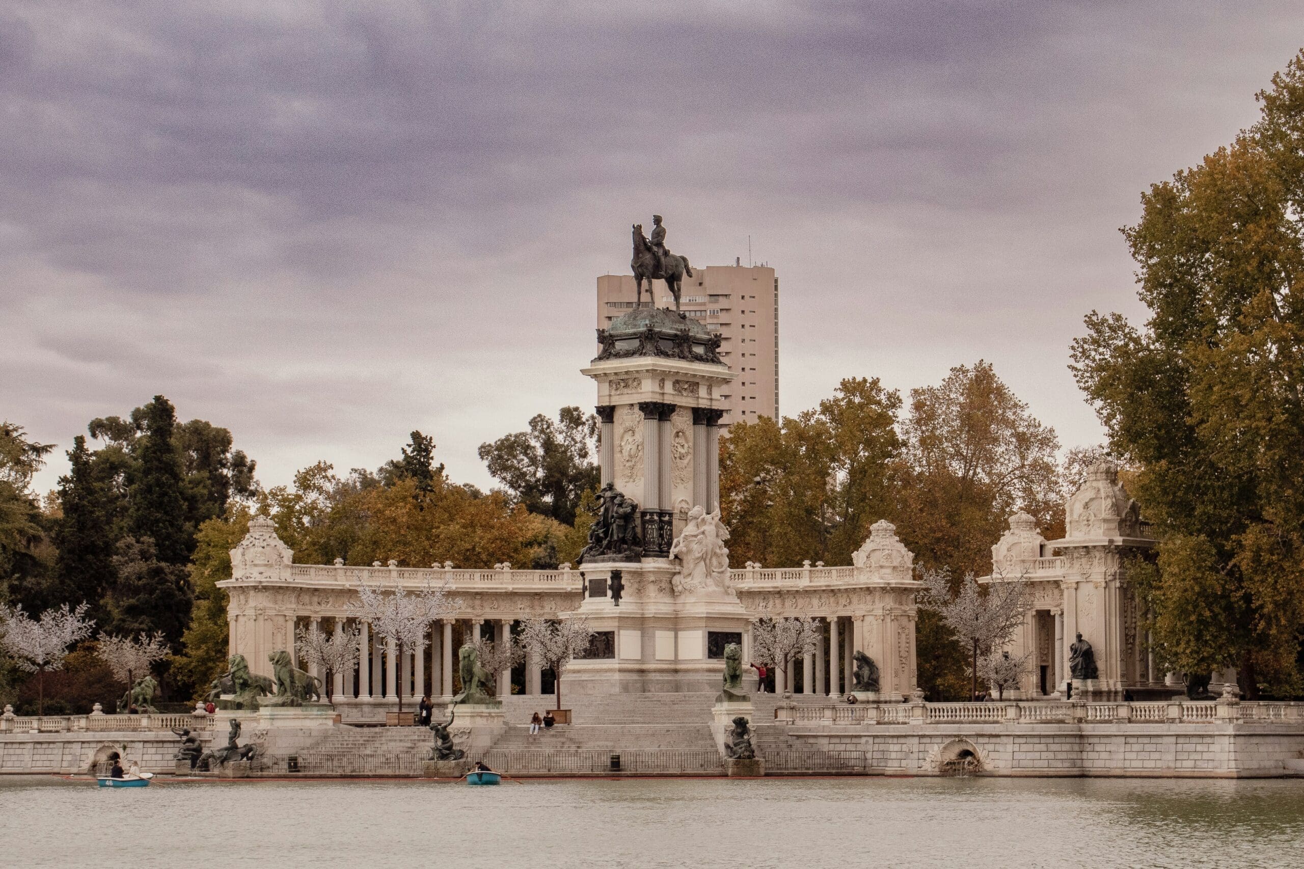 Estanque Grande with the monument to Alfonso XII in the background