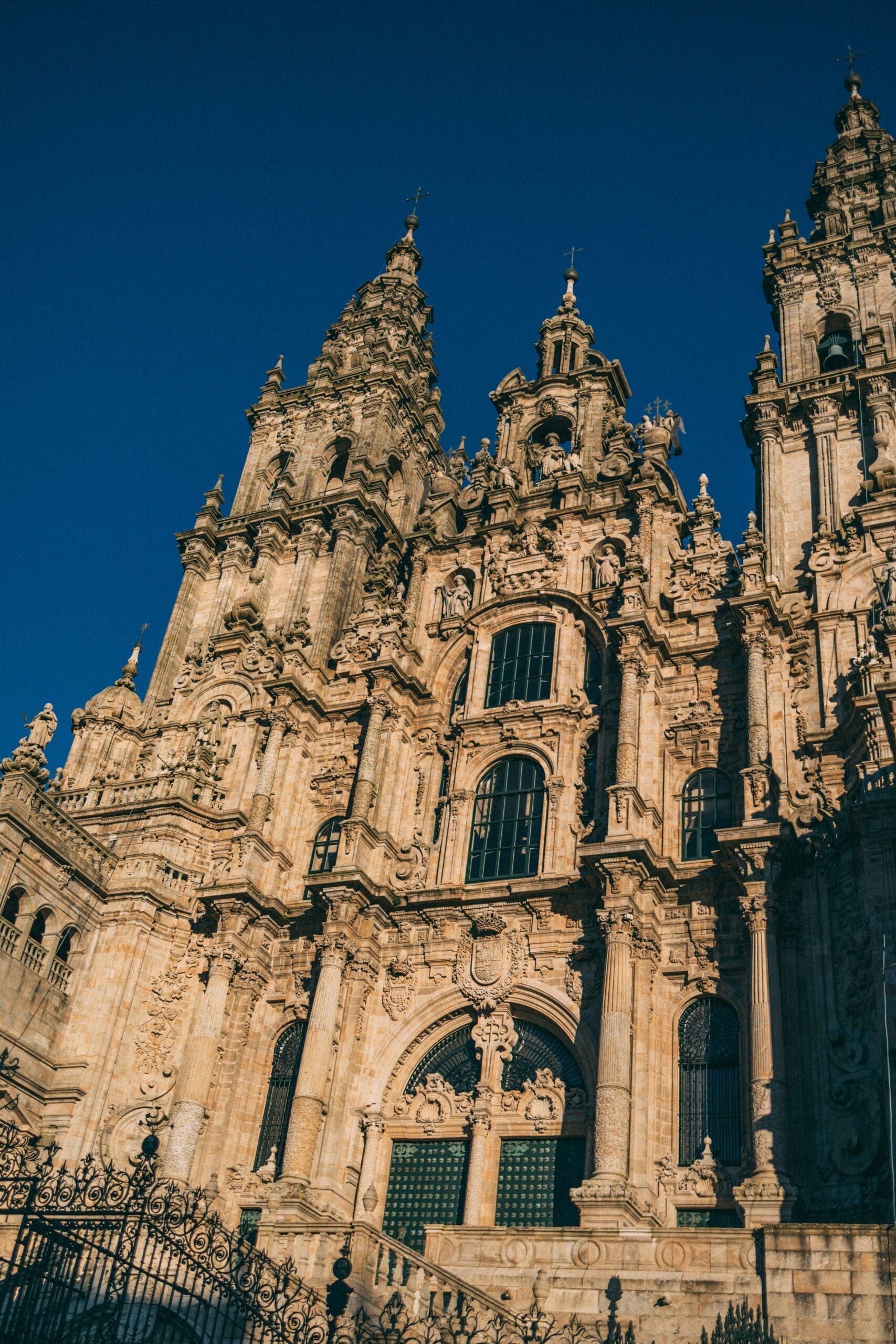 Die Aussicht auf die Kathedrale von Santiago de Compostela von der Herberge aus