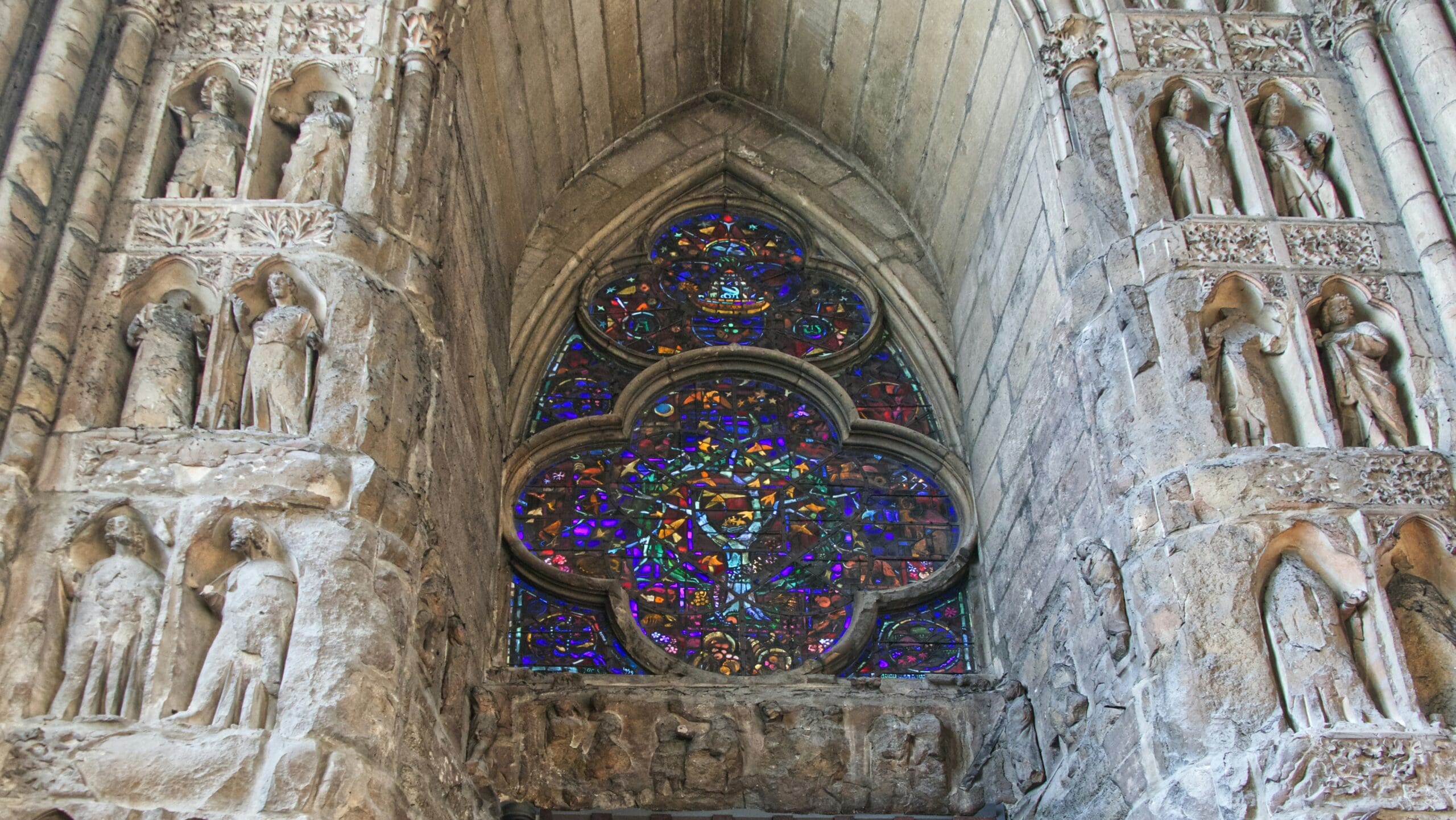 Die farbenprächtigen Glasfenster der Kathedrale Notre-Dame in Reims