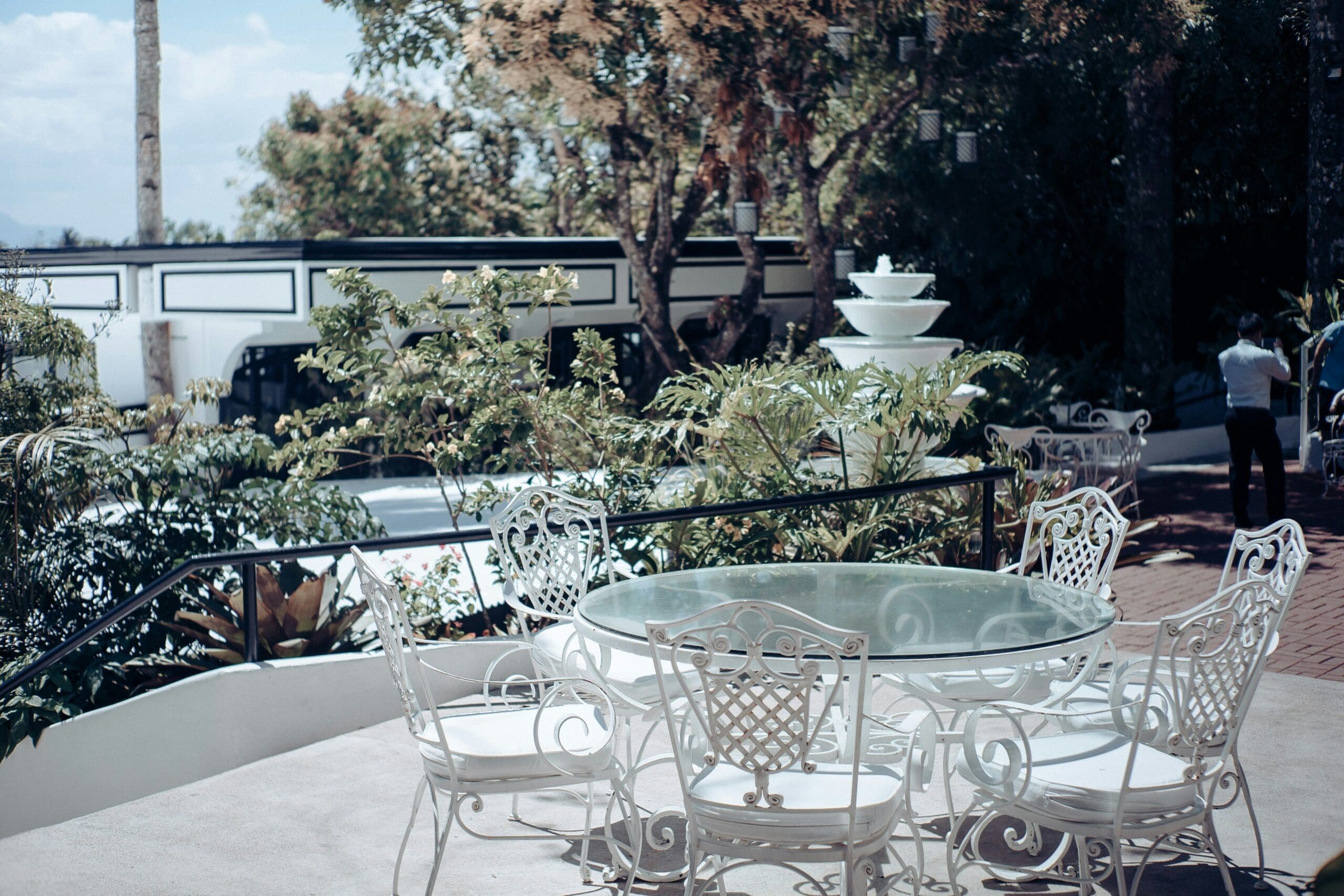 A stylishly set table in the Villa Hügel café with a view of the park
