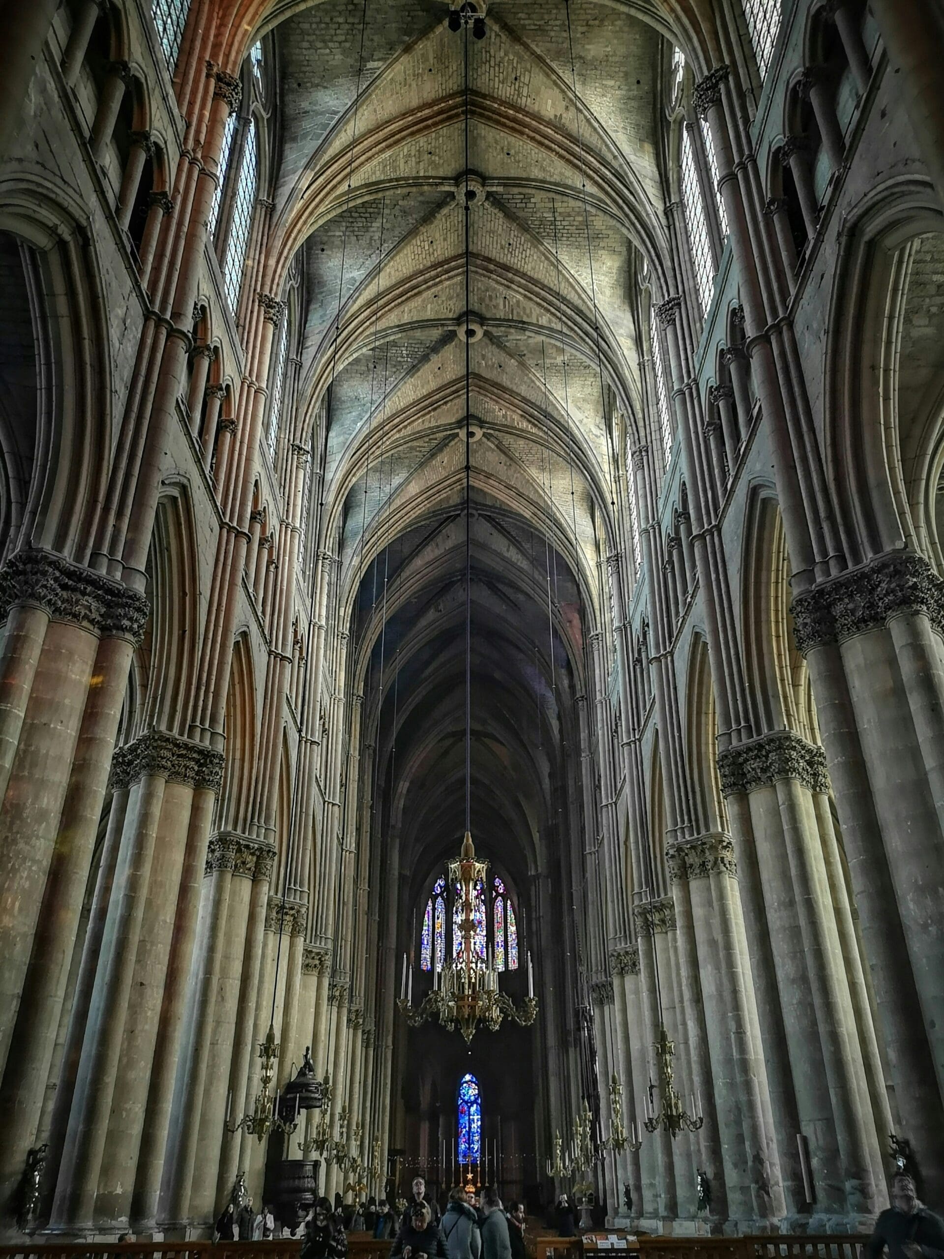 Die Kathedrale Notre-Dame in Reims während der Restaurierung nach dem Ersten Weltkrieg
