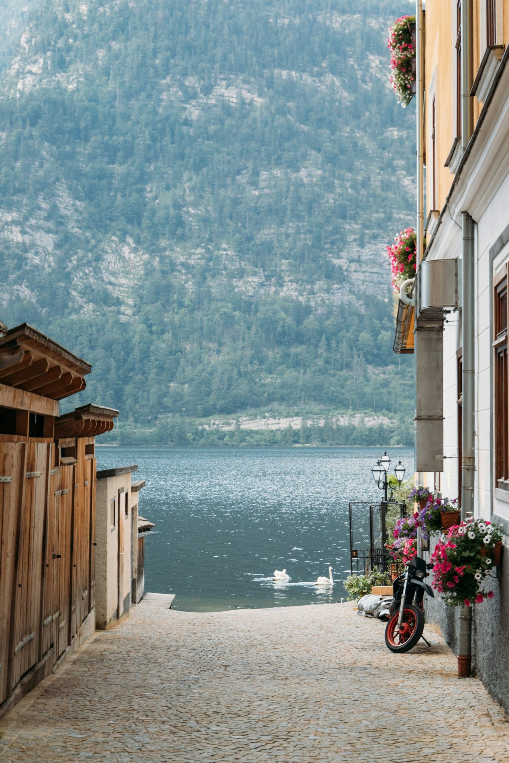 Traditionelle Gebäude am historischen Marktplatz von Hallstatt mit Blumenbalkonen