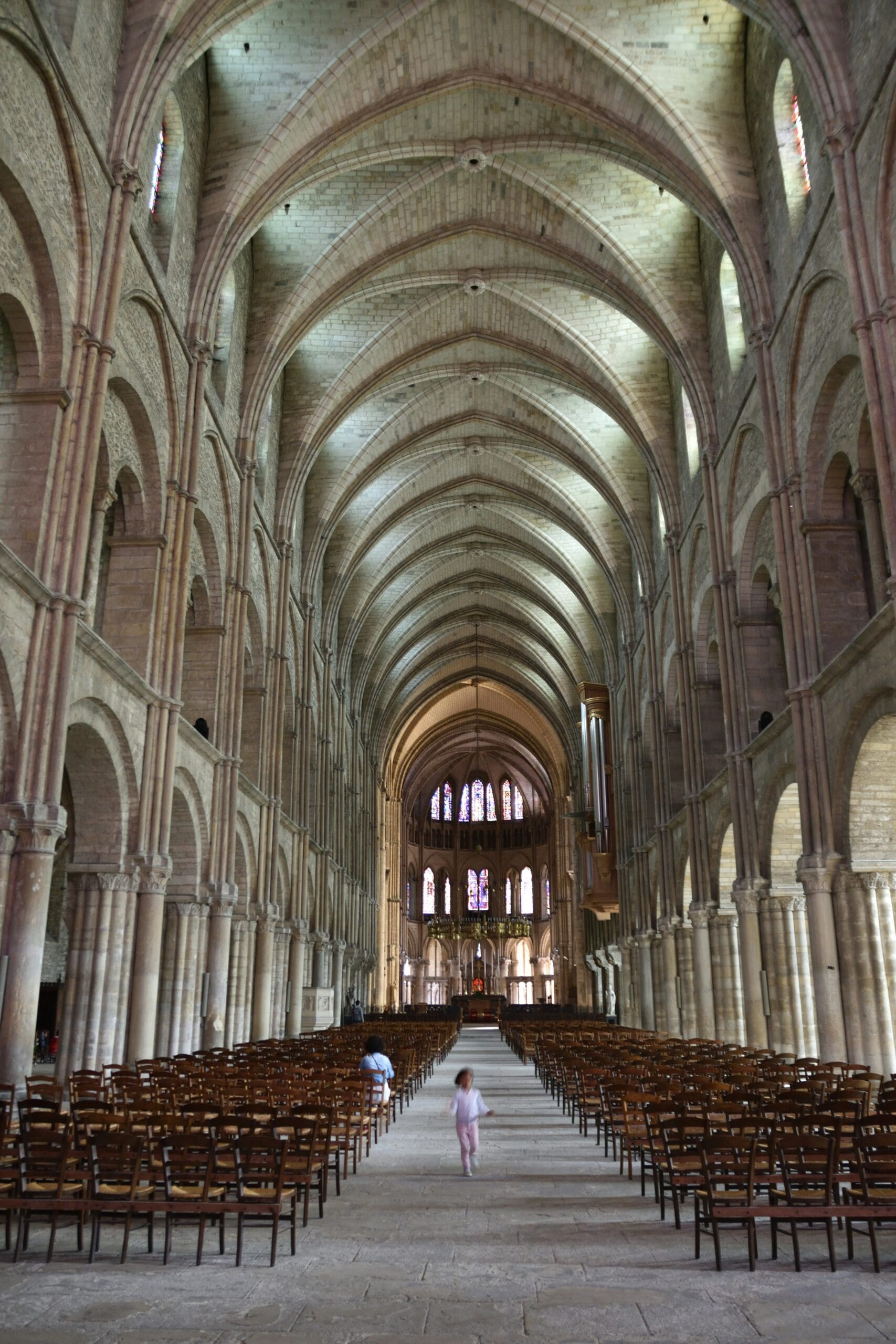 Touristen vor der Kathedrale Notre-Dame in Reims