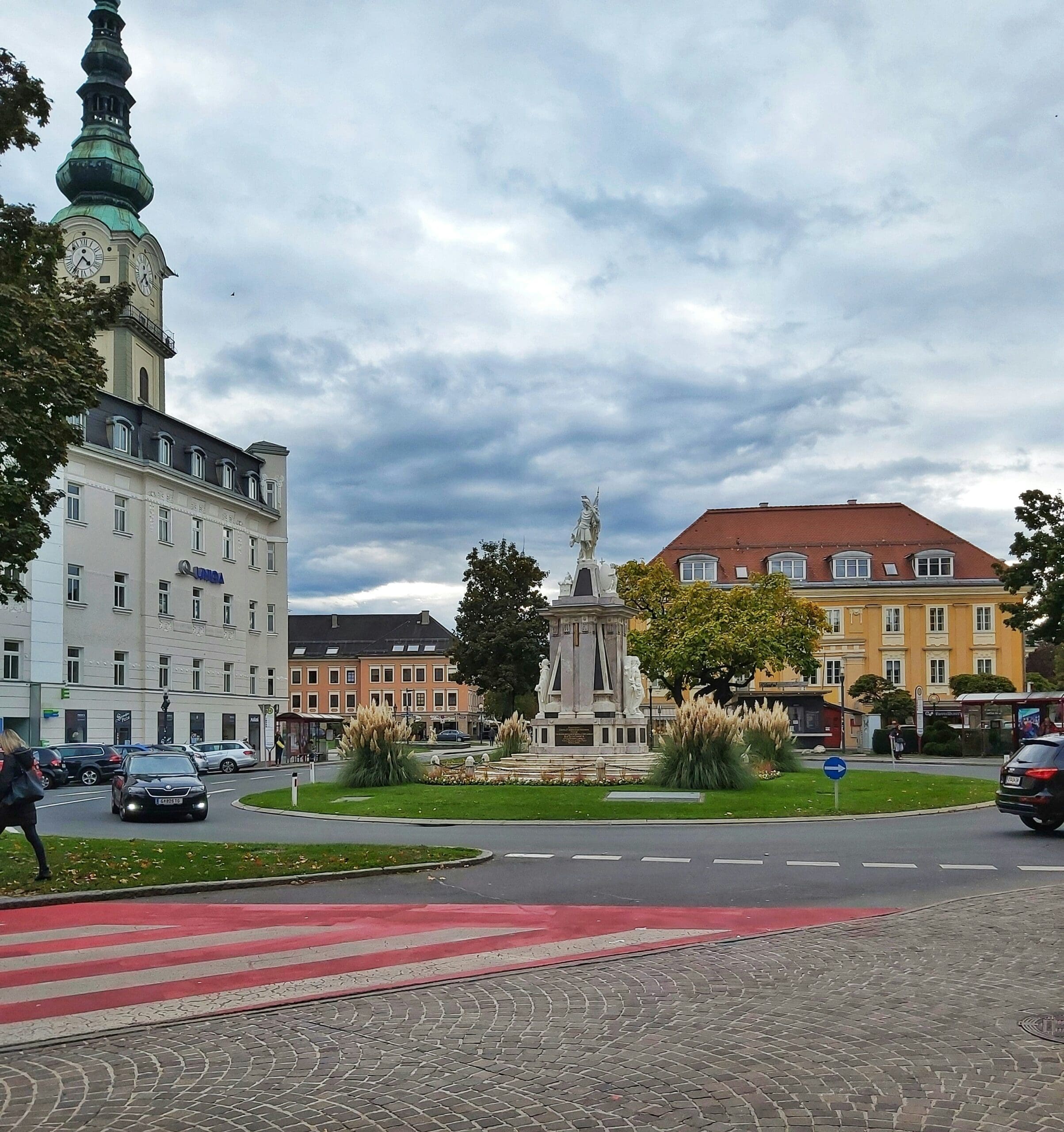 Tourists at the Lindwurmbrunnen and Neuer Platz in Klagenfurt