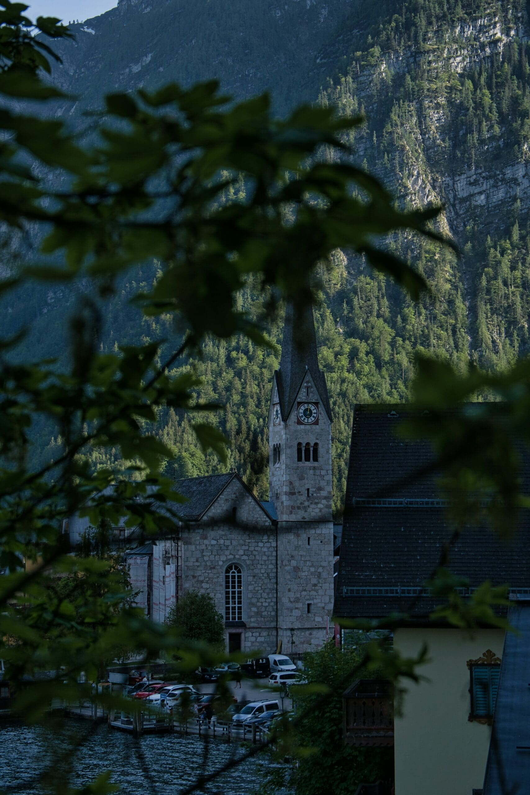Malerischer Blick auf den Marktplatz von Hallstatt, umgeben von historischen Gebäuden