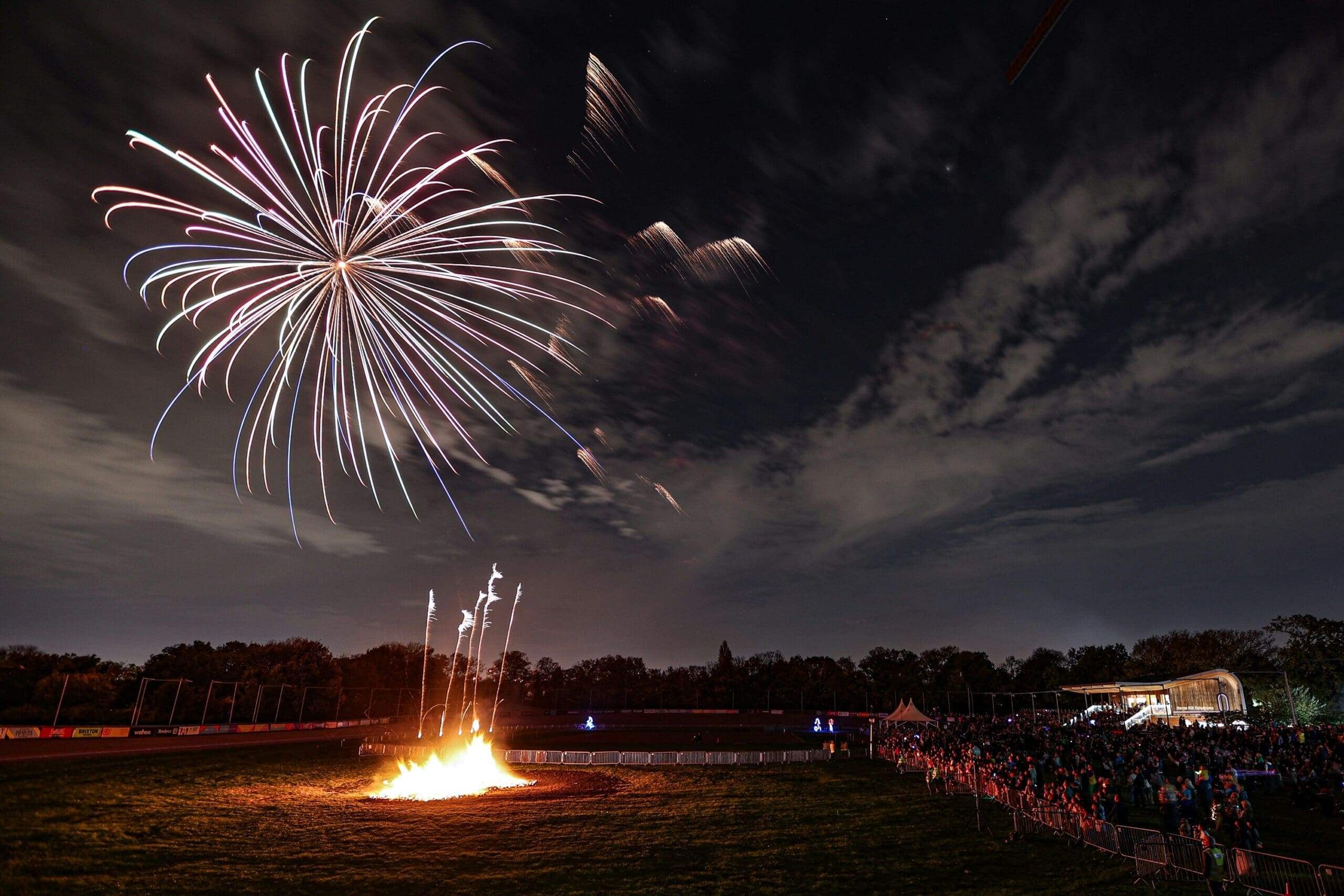 Farbenfrohes Feuerwerk über den Herrenhäuser Gärten während eines nächtlichen Festivals