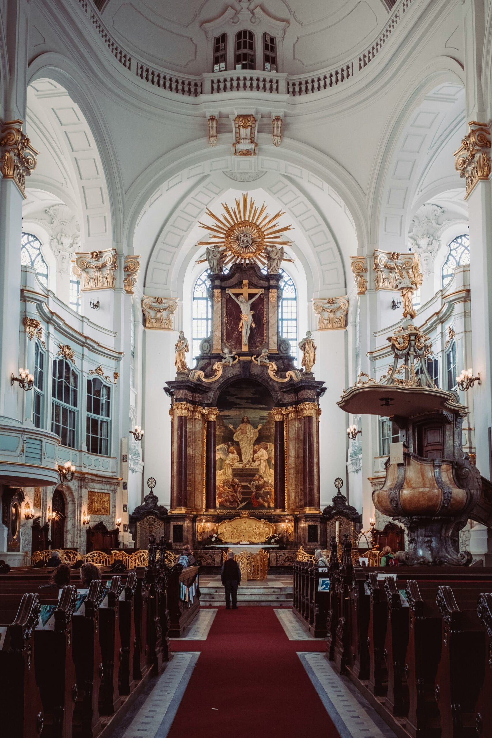 Die beeindruckende Orgel der St. Michaelis Kirche mit ihren goldenen Verzierungen und Pfeifen