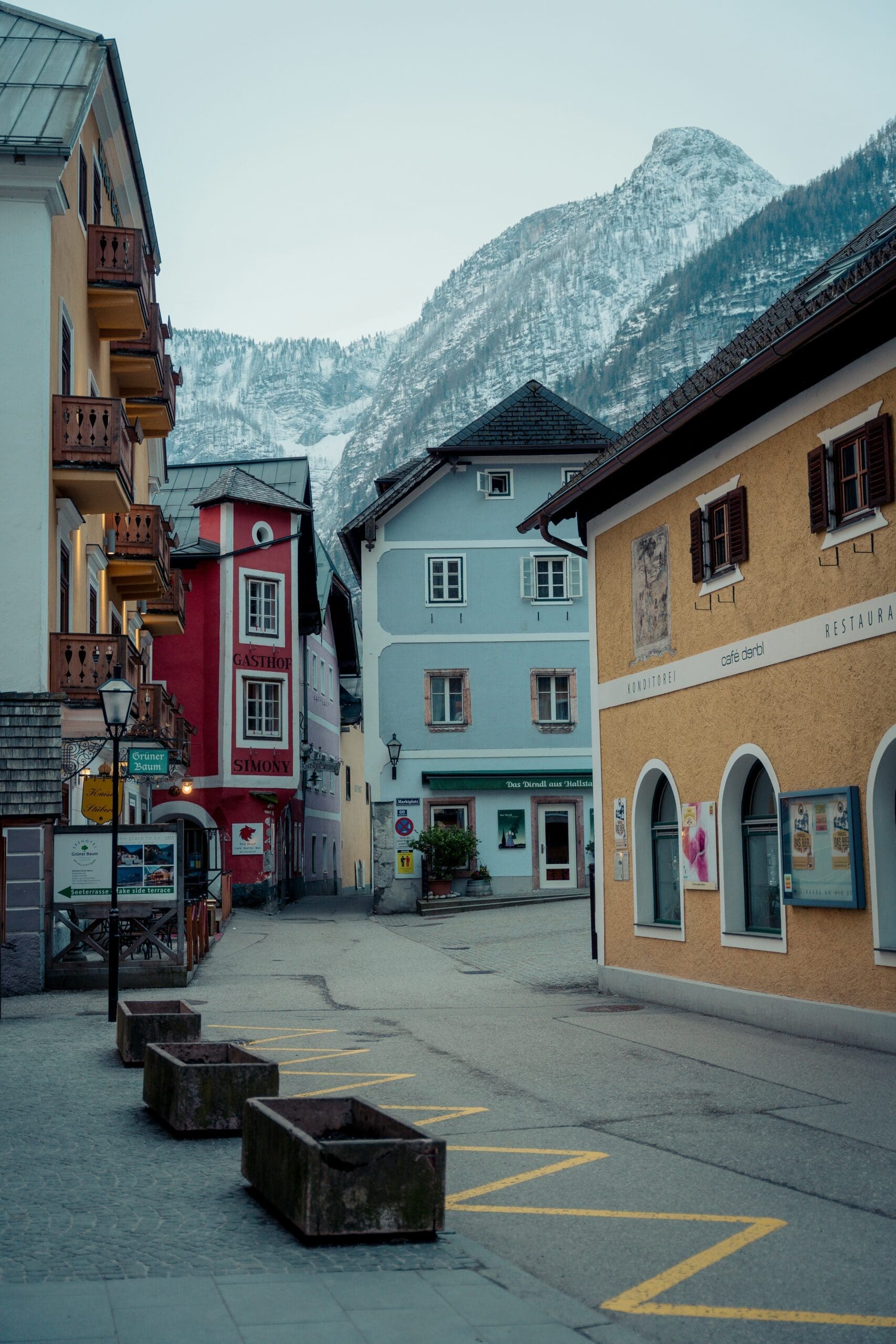 Blick auf den historischen Marktplatz in Hallstatt mit Bergen im Hintergrund