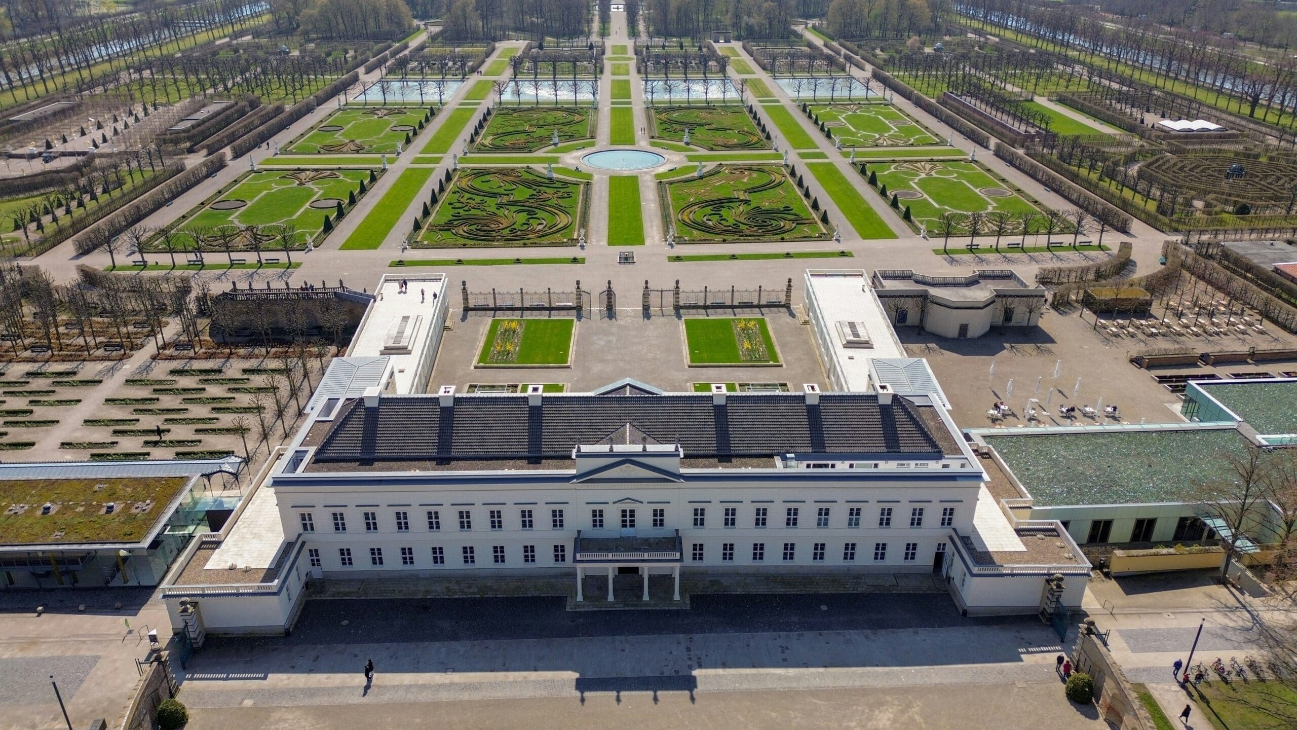 Ein Besucher kauft ein Ticket an der Kasse der Herrenhäuser Gärten