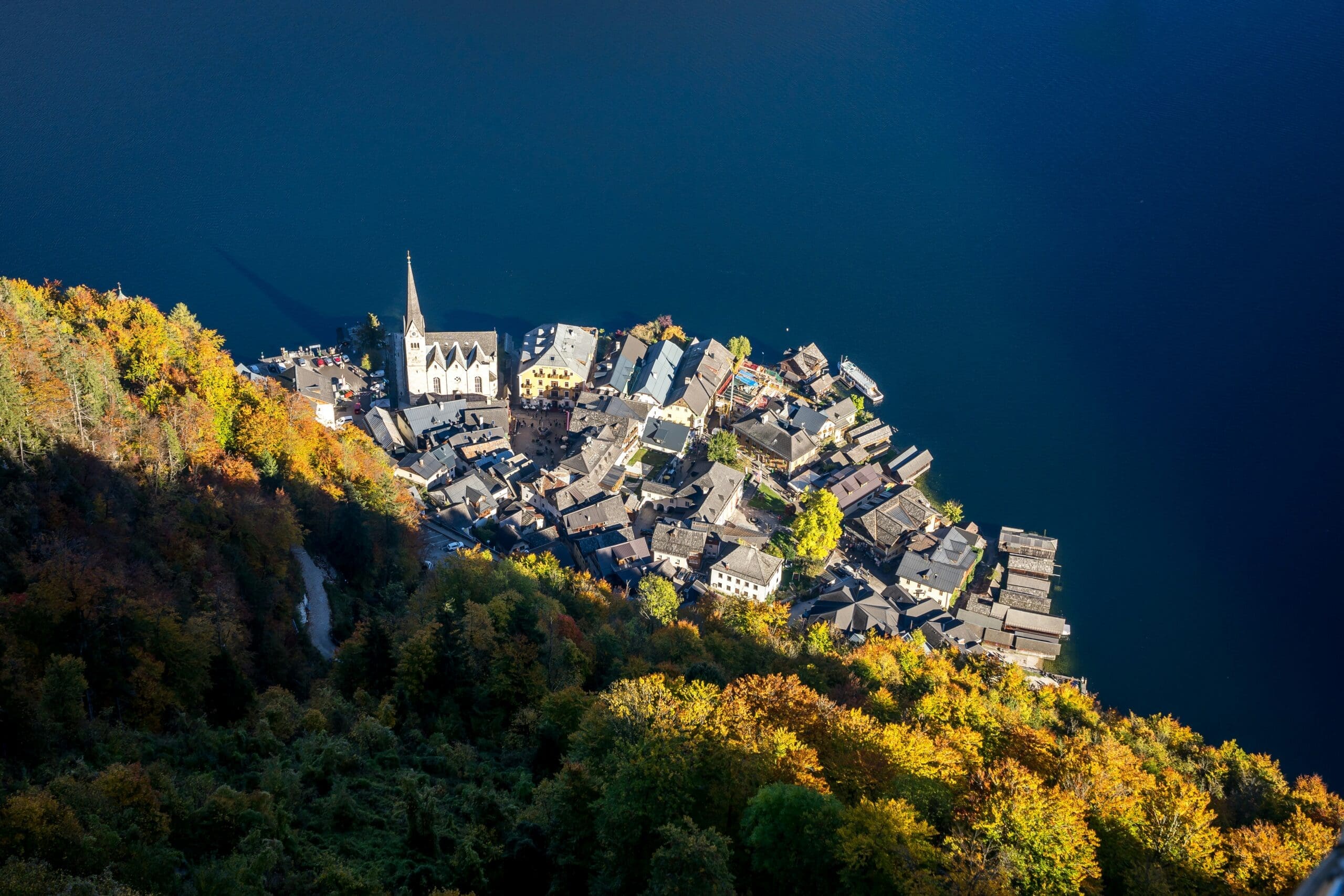 Hallstätter See umgeben von den Alpen