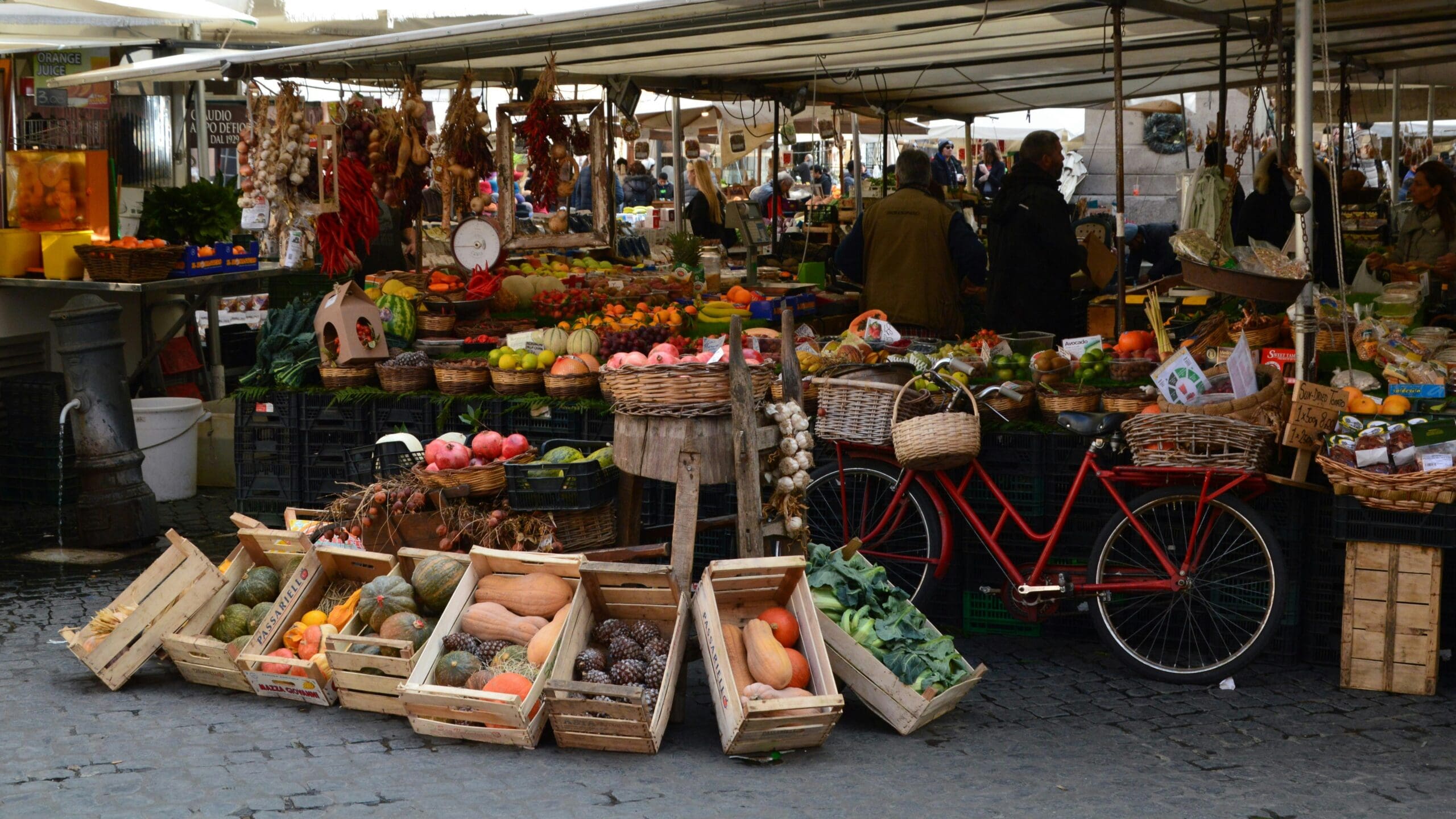 Marché des Capucins mit seinen bunten Marktständen