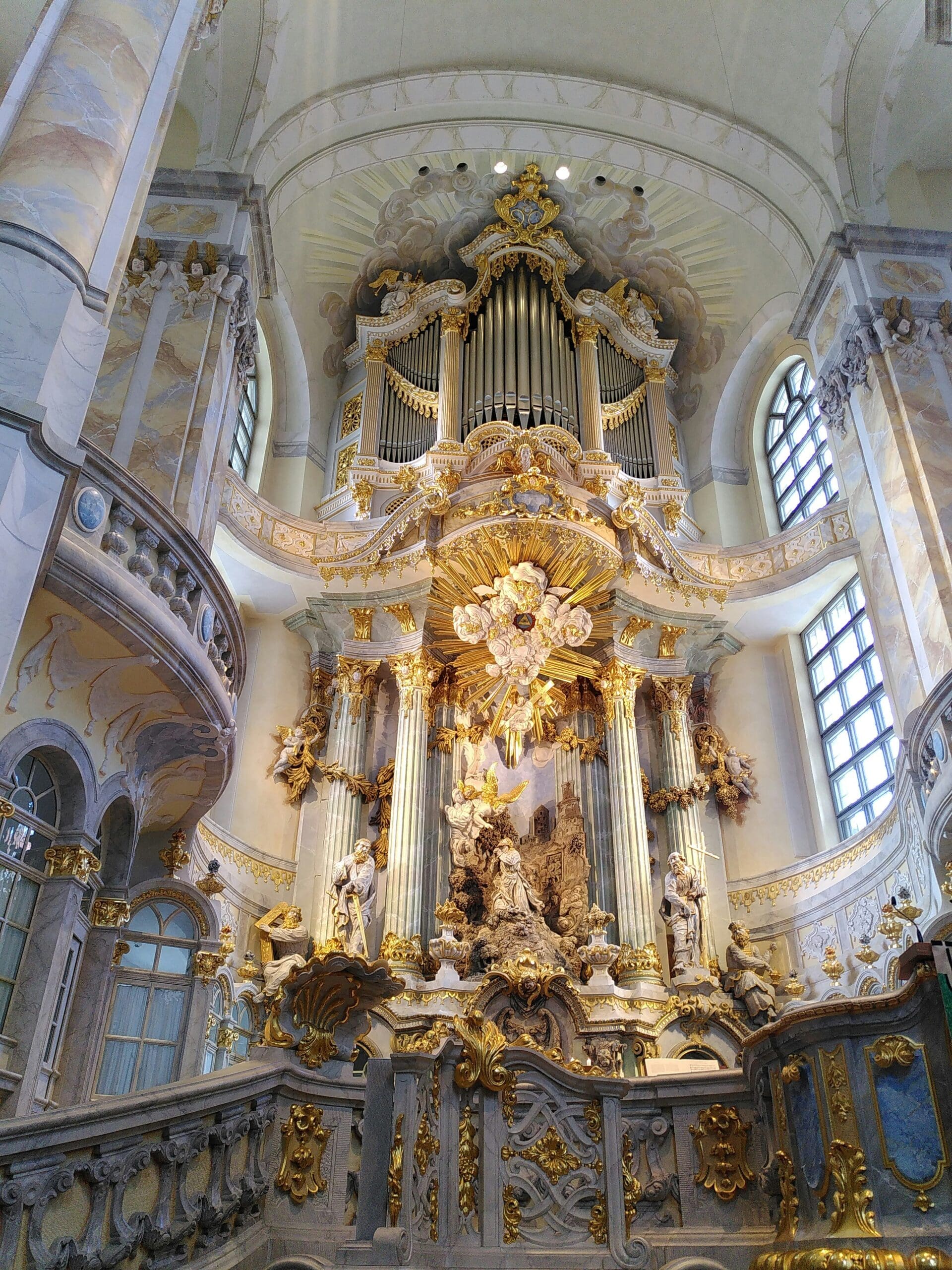 Visitor group on a guided tour in the Frauenkirche