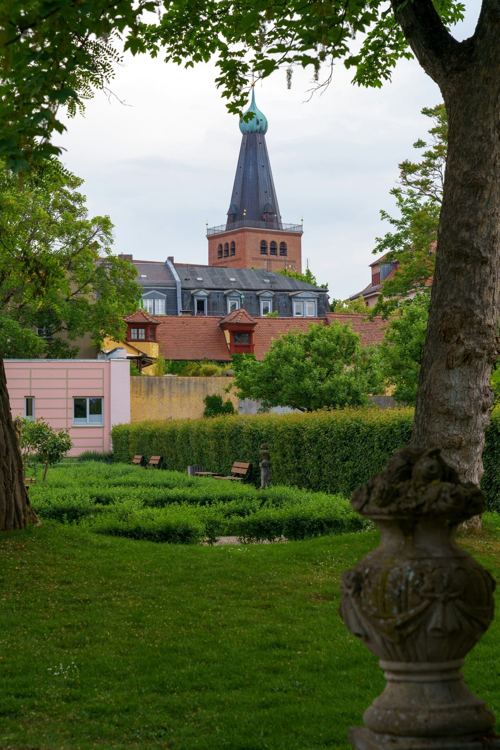 Wieder aufgebautes barockes Schloss Herrenhausen bei Tageslicht mit gepflegtem Garten im Vordergrund