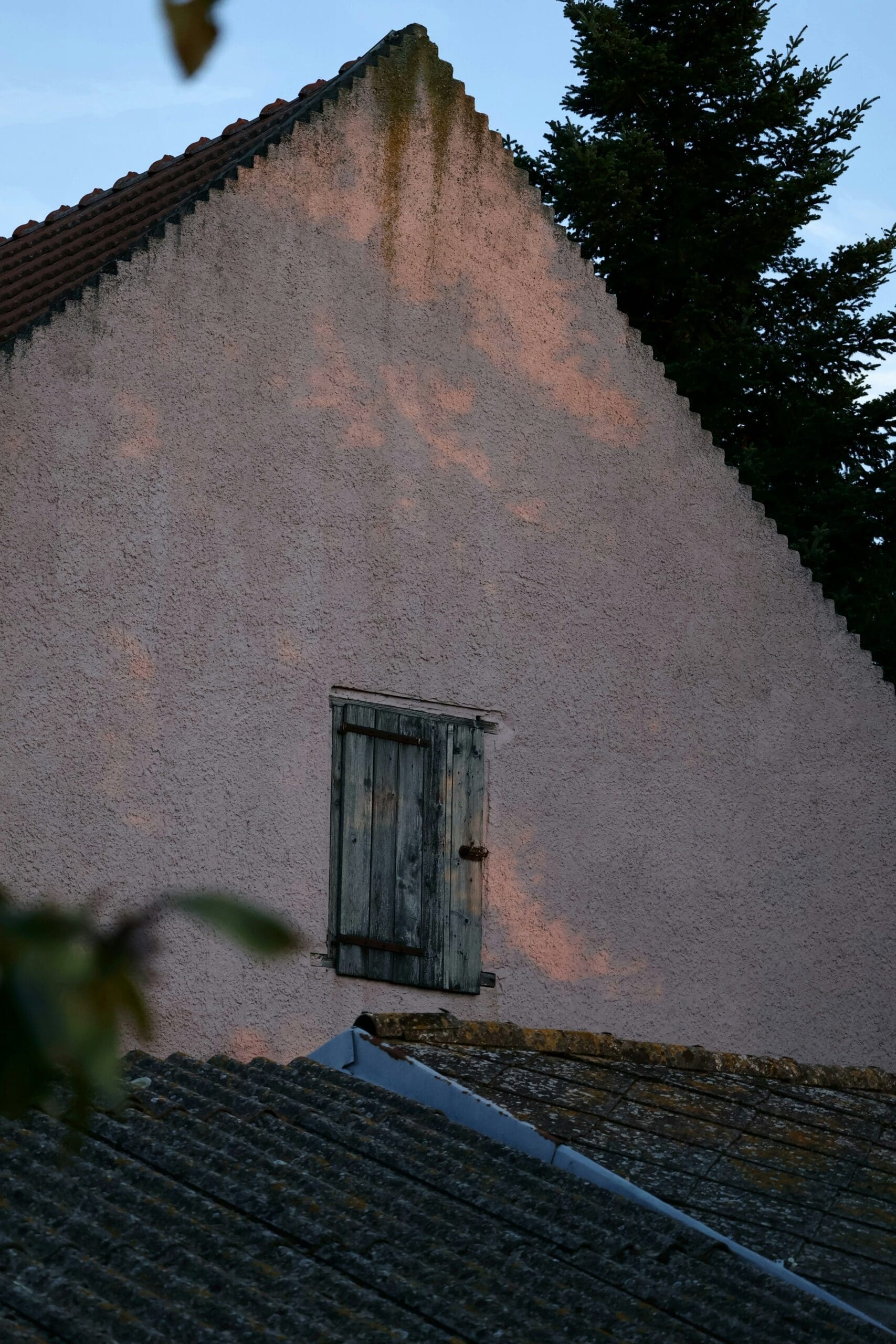 Die beeindruckende Fassade des Michels bei Sonnenuntergang