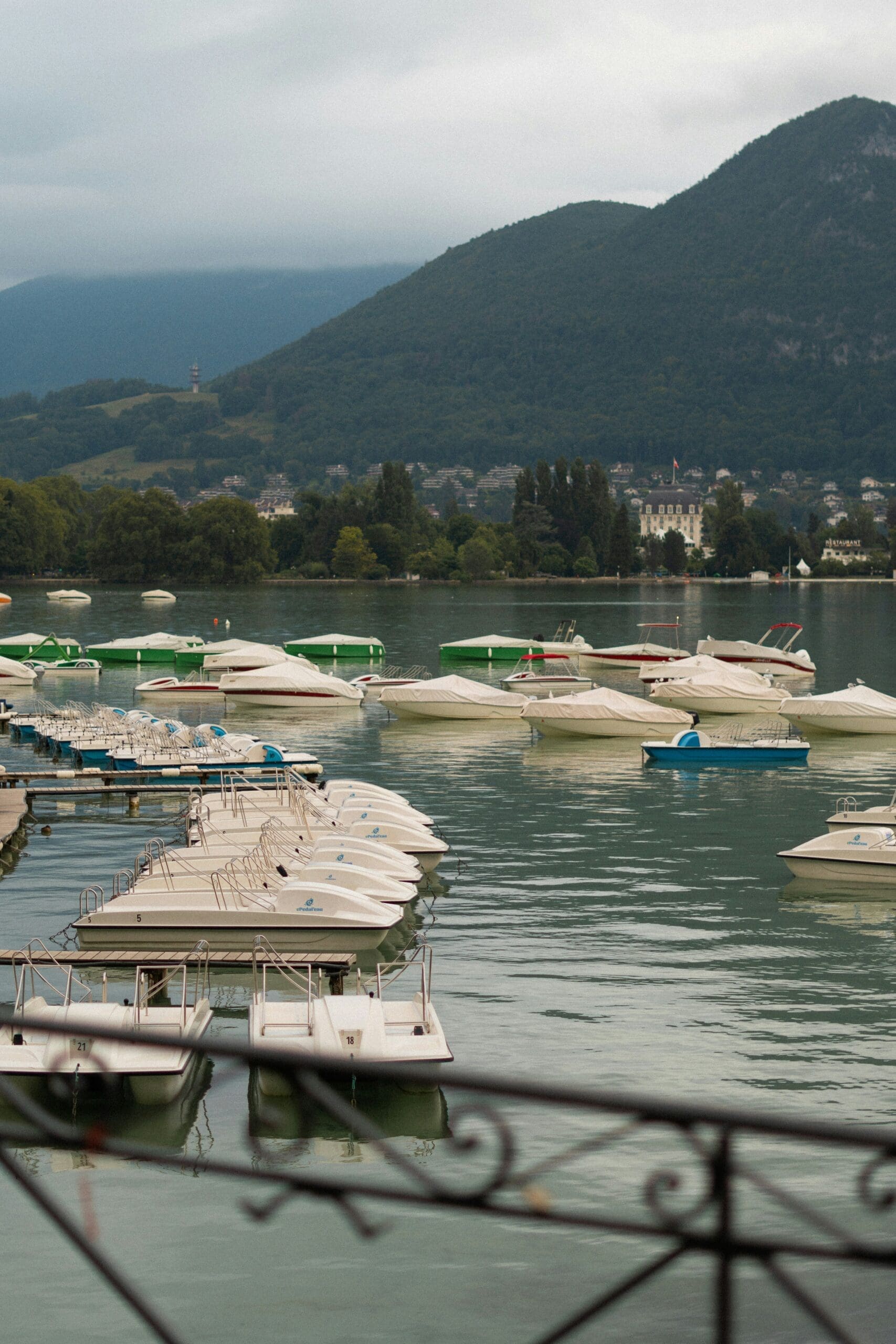 Cyclists at Lake Annecy with a view of the mountains