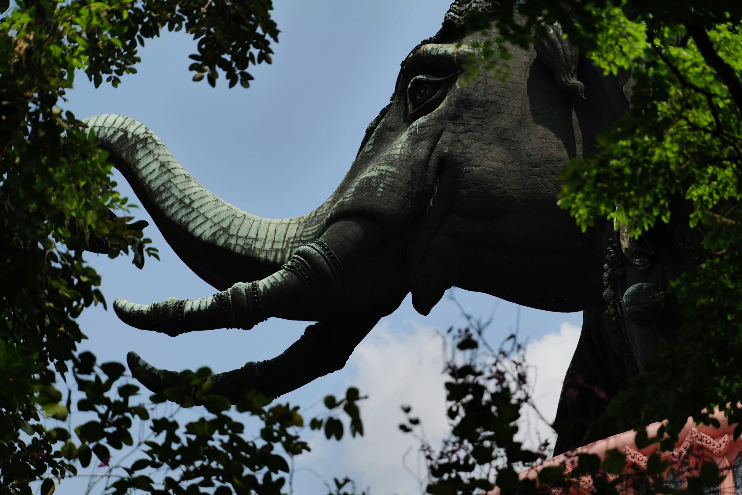 Detailaufnahme der Elefant Statue und des Obelisken des Brunnens